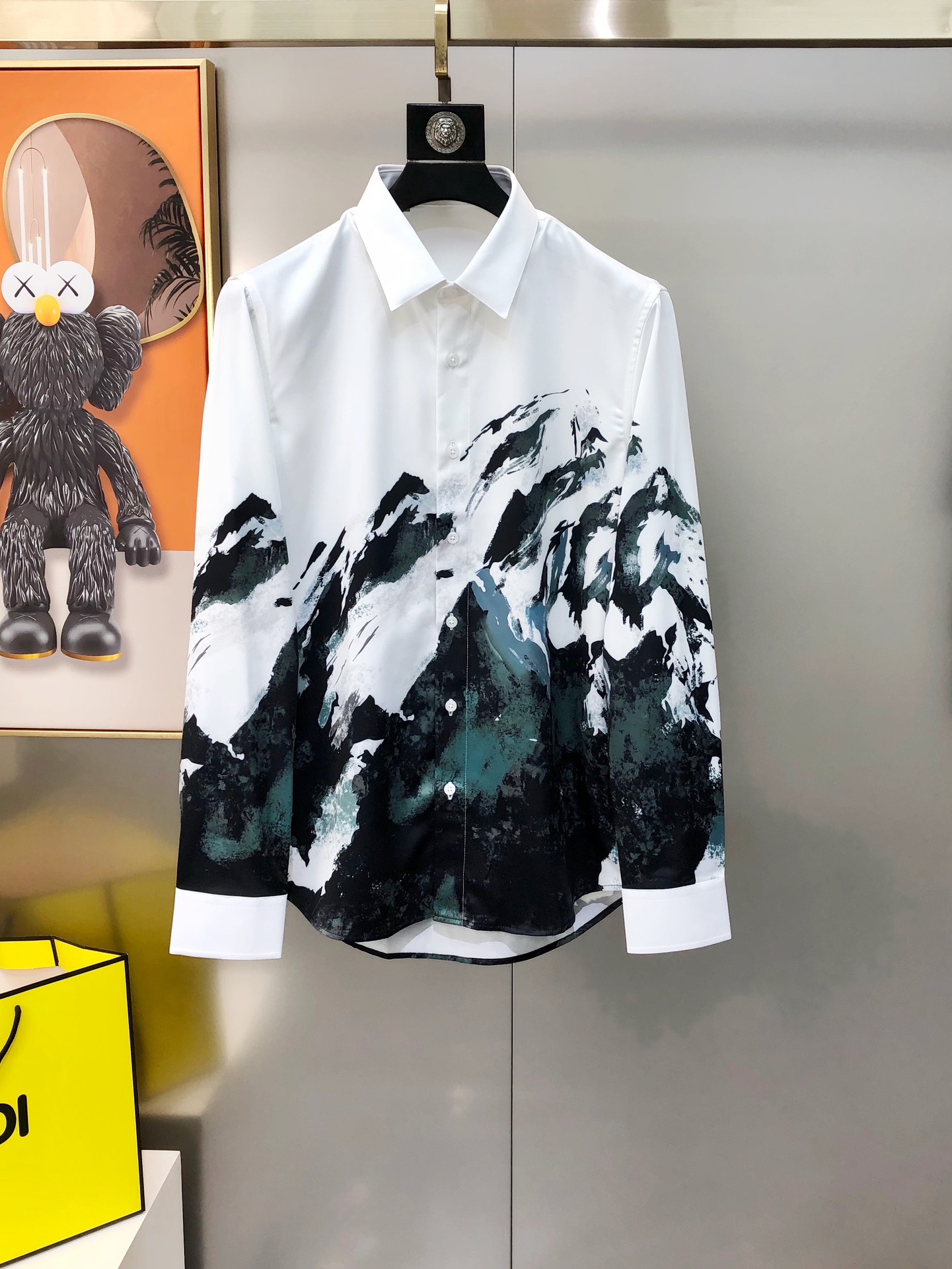 NO:131855,YSL Saint Laurent new men's original single casual long-sleeved shirt sold simultaneously on the official website. Fashionable and trendy style. Slim fit style. High-version. Popular high-definition digital direct-spray logo pattern design. Original buttons. Customized double-strand 120-pin poplin cotton fabric. Soft and delicate. Skin-friendly and comfortable. The fabric texture and comfort reach the peak. The OEM is fine and versatile and casual. The upper body is very good. Must-have items for men. Size 38-42=S-2XL (please report height and weight to place an order) shipped the next day, saint laurent,saint laurent,shirts,alexander wang19860909YSL 圣罗兰新款男士原单休闲长袖衬衫 官网同步售卖 时尚潮款 修身版型 高版本 爆款 高清数码直喷印花logo图案设计 原版纽扣 定制双股120支府绸棉面料 手感柔软细腻 穿着亲肤舒适透气 面料质感与舒适度达到登峰造极 代工厂精细做百搭休闲 上身非常赞 男士必备单品 尺码38-42=S-2XL（下单请报身高体重）隔天出货,,saint laurent,saint laurent,shirts,alexander wang,Men's clothing