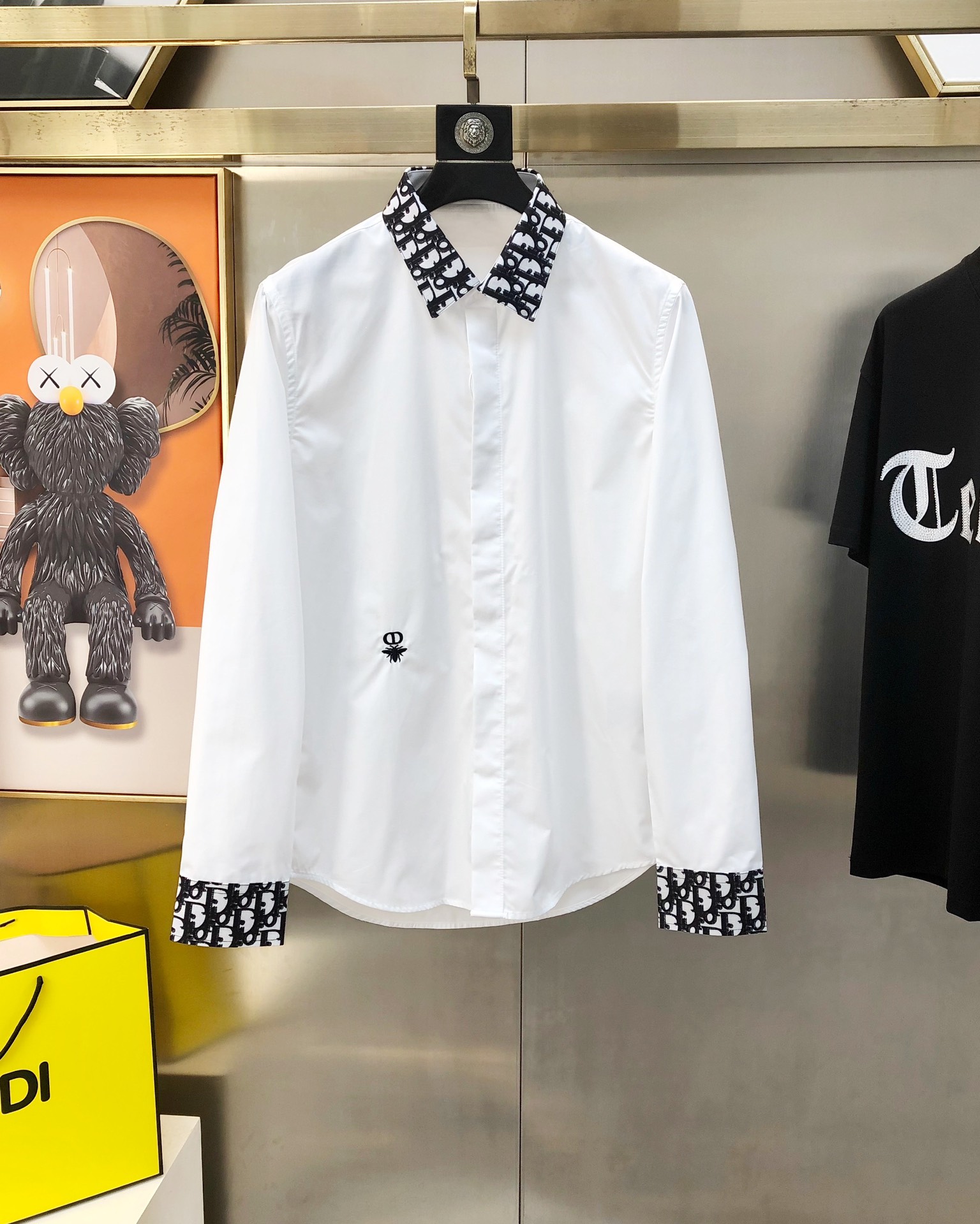 NO:131852,D*or Dior new original single men's business casual long-sleeved shirt sold simultaneously on the official website Slim fit style Simple and versatile high-end quality High-version neckline cuffs HD digital direct-injection printing Three-dimensional embroidered logo Little bee design Customized double strand 120-prong poplin cotton fabric Soft and delicate touch Skin-friendly and comfortable to wear The texture and comfort of the fabric reaches its peak The texture and comfort of the super heavy high-end elite business must enter The OEM factory is very good to make the upper body, the must-have item for men Size 38-42 = S-2XL (please report height and weight if you place an order) Black White Shipping the next day, Dior, Shirts, alexander wang19860909D*or 迪奥新款原单男士商务休闲长袖衬衫 官网同步售卖 修身版型 简约百搭 高端品质 高版本领口袖口高清数码直喷印花 立体刺绣logo小蜜蜂设计 定制双股120支府绸棉面料 手感柔软细腻 穿着亲肤舒适透气 面料质感与舒适度达到登峰造极 超重高端精英商务必入 代工厂精细做上身非常赞 男士必备单品 尺码38-42＝S-2XL（下单请报身高体重）黑色 白色 隔天出货,,dior,shirts,alexander wang,Men's clothing