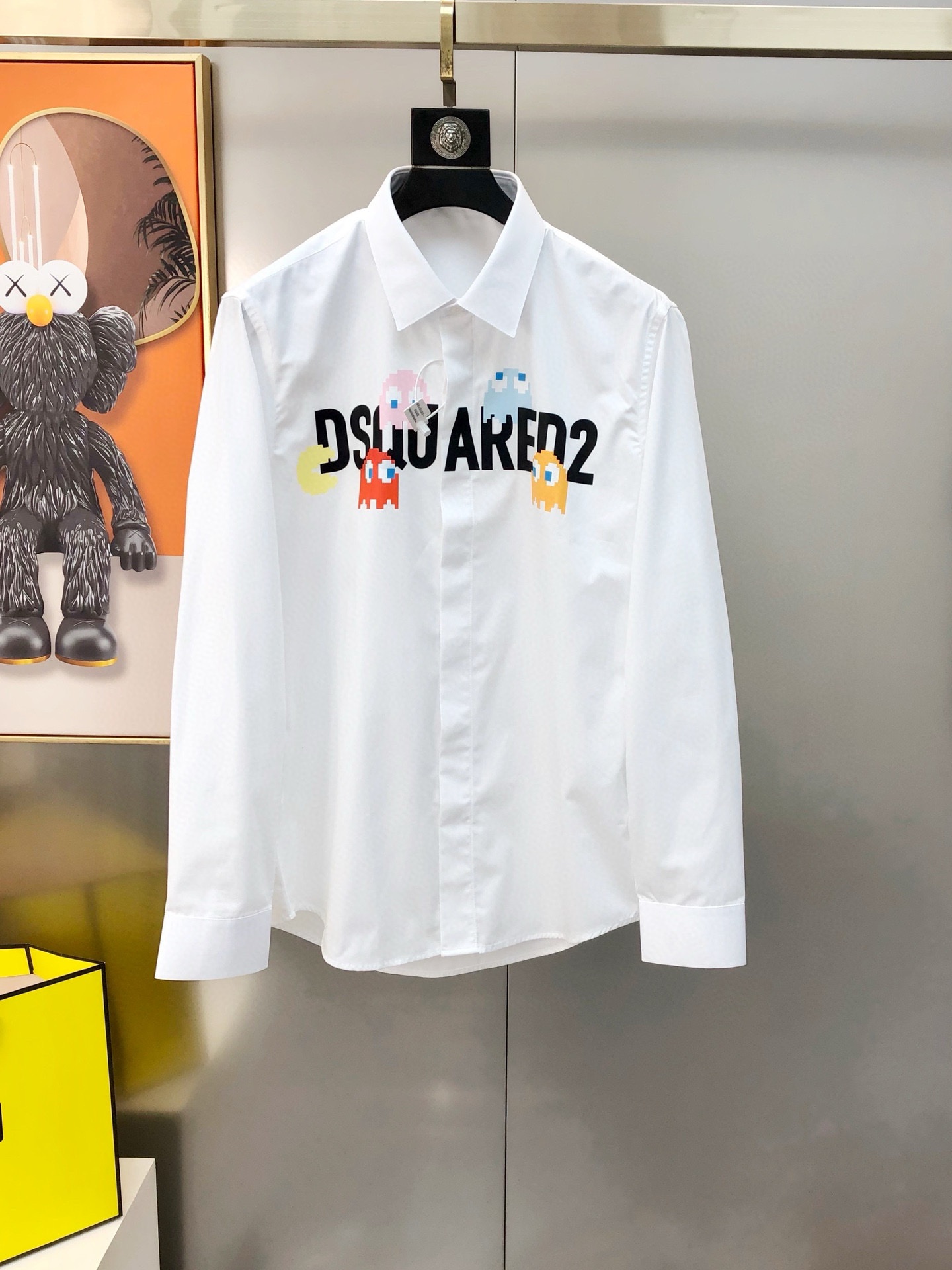 NO:131853,D2 The second-rate new men's original single casual long-sleeved shirt sold simultaneously on the official website. Fashionable and trendy style. Slim fit style. High version. Popularity printed offset printed letter logo pattern design. Original buttons. Customized double-stranded 120-public cotton fabric. Soft and delicate. Skin-friendly and comfortable. The fabric texture and comfort reach the peak. The OEM factory is fine and versatile and casual. The upper body is very good. Must-have items for men. Size 38-42=S-2XL (please report height and weight if you place an order) shipped the next day. Black white,,shirts,alexander wang19860909D2 第二次方新款男士原单休闲长袖衬衫 官网同步售卖 时尚潮款 修身版型 高版本 爆款 印胶印花字母logo图案设计 原版纽扣 定制双股120支府绸棉面料 手感柔软细腻 穿着亲肤舒适透气 面料质感与舒适度达到登峰造极 代工厂精细做百搭休闲 上身非常赞 男士必备单品 尺码38-42=S-2XL（下单请报身高体重）隔天出货 黑色 白色,,shirts,alexander wang,Men's clothing