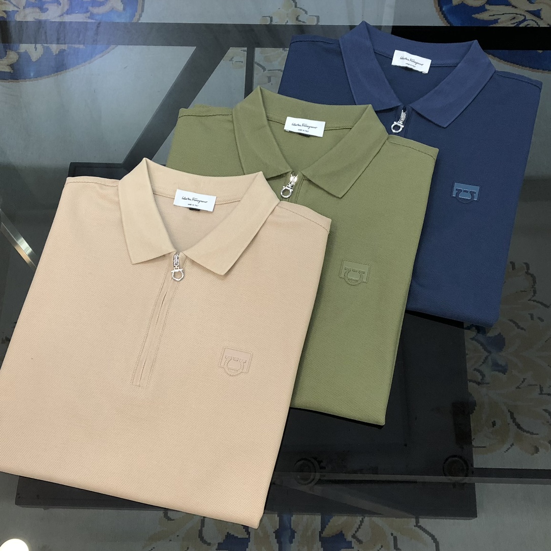 NO:135588,Ferragamo 2025 spring and summer new style original single men's lapel Polo shirt short-sleeved T-shirt high-end customization simple and fashionable and versatile chest embossed glue logo pattern design Custom imported double-stranded pearl-ground pure cotton fabric comfortable to wear, breathable, high grade and texture, simple and generous, fashionable and personalized, casual and casual upper body, handsome and stylish, showing the temperament of a big brand. Size M-3XL (maximum wearable about 190 pounds, please report height and weight to place an order) Shipping the next day 3 colors available, ferragamo, T-shirt,tees, t-shirt,alexander wang19860909菲拉格慕2025春夏新款原单男士翻领Polo衫短袖T恤 高版本 高端定制 简洁时尚百搭爆款胸前压花印胶logo图案设计 定制进口双股珠地纯棉面料 穿着舒适 透气 档次高很有质感 简单大方得体 时尚不失个性 上身休闲随性 帅气有型 彰显大牌气质.尺码M-3XL（最大可穿190斤左右 下单请报身高体重) 隔天出货 3色可选,,ferragamo,T-shirt,tees，t-shirt,alexander wang,Men's clothing
