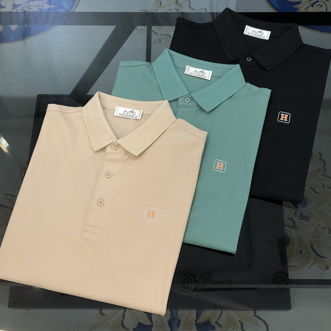 NO:135586,H*rmes 2025 spring and summer new original single men's lapel Polo shirt short-sleeved T-shirt high-end customization simple and fashionable and versatile chest printing embroidery logo pattern design Custom imported double-stranded pearl-ground pure cotton fabric comfortable to wear, breathable, high grade and texture, simple and generous, fashionable and personalized, casual and casual upper body, handsome and stylish, showing the temperament of a big brand. Size M-3XL (maximum wearable about 190 pounds, please report height and weight to place an order) Shipping the next day 3 colors available, hermes, T-shirt,tees, t-shirt,alexander wang19860909H*rmes 爱马仕2025春夏新款原单男士翻领Polo衫短袖T恤 高版本 高端定制 简洁时尚百搭爆款胸前印胶刺绣logo图案设计 定制进口双股珠地纯棉面料 穿着舒适 透气 档次高很有质感 简单大方得体 时尚不失个性 上身休闲随性 帅气有型 彰显大牌气质.尺码M-3XL（最大可穿190斤左右 下单请报身高体重) 隔天出货 3色可选,,hermes,T-shirt,tees，t-shirt,alexander wang,Men's clothing