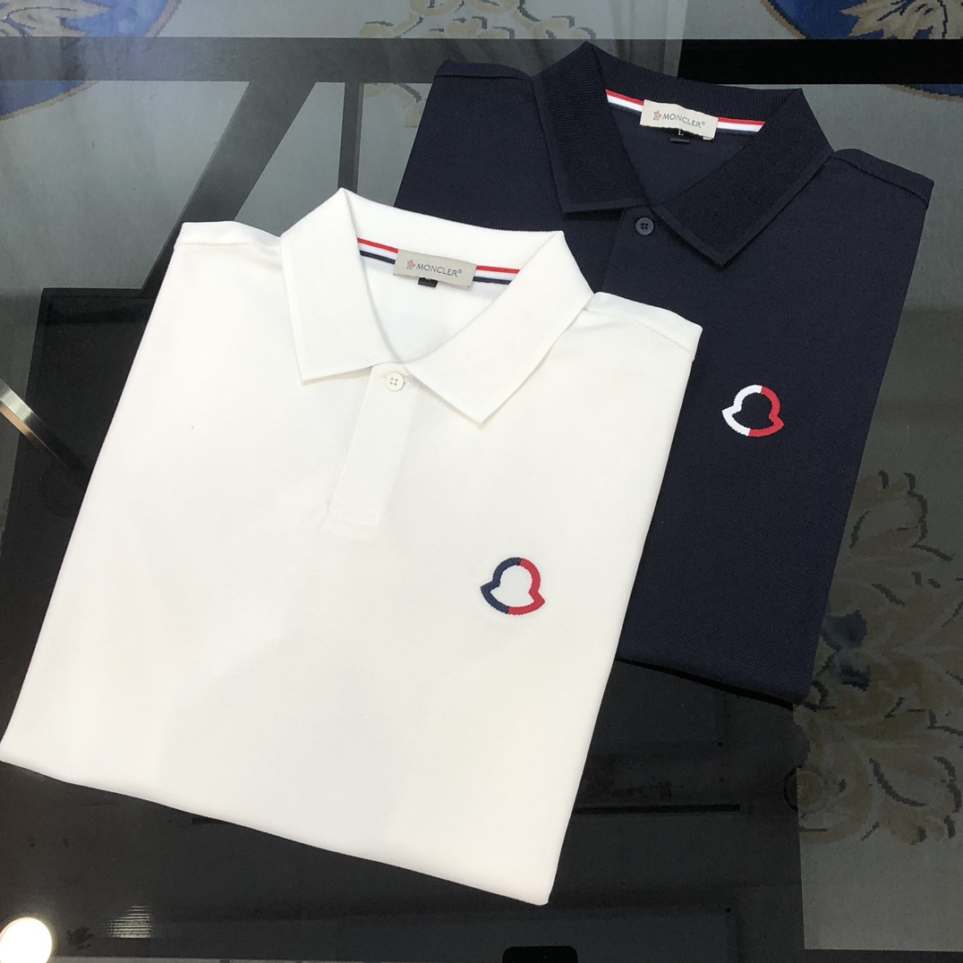 NO:135584,M*ncler 2025 spring and summer new style original single men's lapel Polo shirt short-sleeved T-shirt high-end high-end customization simple and fashionable and versatile chest three-dimensional embroidered logo pattern design custom imported double-strand pearl-ground pure cotton fabric comfortable to wear, breathable, high grade and texture, simple and generous, fashionable and personalized, casual and casual upper body, handsome and stylish, showing the temperament of a big brand. Size M-3XL (maximum wearable about 190 pounds, please report height and weight to place an order) Shipping the next day Royal blue white, christian louboutin, Moncler, T-shirt, tees, t-shirt, alexander wang19860909M*ncler 蒙口2025春夏新款原单男士翻领Polo衫短袖T恤 高版本 高端定制 简洁时尚百搭爆款胸前立体刺绣logo图案设计 定制进口双股珠地纯棉面料 穿着舒适 透气 档次高很有质感 简单大方得体 时尚不失个性 上身休闲随性 帅气有型 彰显大牌气质.尺码M-3XL（最大可穿190斤左右 下单请报身高体重) 隔天出货 宝蓝色 白色,,christian louboutin,Moncler,T-shirt,tees，t-shirt,alexander wang,Men's clothing