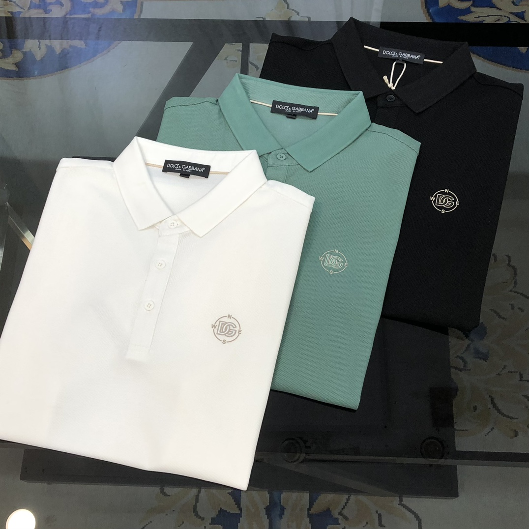 NO:135589,DG Dolce & Gabbana 2025 spring and summer new original single men's lapel Polo shirt short-sleeved T-shirt high-end customization simple and fashionable and versatile style chest printing glue embroidery logo cuff embroidered letter design custom imported double-stranded pearl-ground pure cotton fabric comfortable to wear, breathable, high grade and texture, simple and generous, fashionable and personalized, casual and casual upper body, handsome and stylish, showing the temperament of a big brand. Size M-3XL (maximum wearable about 190 pounds, please report height and weight to place an order) shipped the next day 3 colors available, Dolce & Gabbana, Dolce & Gabbana, T-shirt,tees, t-shirt,alexander wang19860909DG 杜嘉班纳2025春夏新款原单男士翻领Polo衫短袖T恤 高版本 高端定制 简洁时尚百搭爆款胸前印胶刺绣logo袖口刺绣字母设计 定制进口双股珠地纯棉面料 穿着舒适 透气 档次高很有质感 简单大方得体 时尚不失个性 上身休闲随性 帅气有型 彰显大牌气质.尺码M-3XL（最大可穿190斤左右 下单请报身高体重) 隔天出货 3色可选,,Dolce&Gabbana,Dolce&Gabbana,T-shirt,tees，t-shirt,alexander wang,Men's clothing