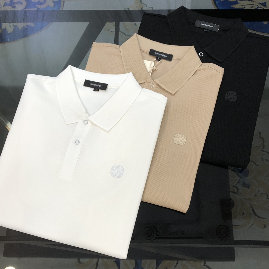 NO:135582,Z*gna 2025 spring and summer new original single men's lapel Polo shirt short-sleeved T-shirt high-end high-end customization simple and fashionable and versatile chest three-dimensional embroidered logo pattern design custom imported double-strand pearl-ground pure cotton fabric comfortable to wear, breathable, high grade and texture, simple and generous, fashionable and personalized, casual and casual upper body, handsome and stylish, showing the temperament of a big brand. Size M-3XL (maximum wearable about 190 pounds, please report height and weight to place an order) Shipping the next day Black White Khaki, zegna, T-shirt,tees, t-shirt,alexander wang19860909Z*gna 杰尼亚2025春夏新款原单男士翻领Polo衫短袖T恤 高版本 高端定制 简洁时尚百搭爆款胸前立体刺绣logo图案设计 定制进口双股珠地纯棉面料 穿着舒适 透气 档次高很有质感 简单大方得体 时尚不失个性 上身休闲随性 帅气有型 彰显大牌气质.尺码M-3XL（最大可穿190斤左右 下单请报身高体重) 隔天出货 黑色 白色 卡其色,,zegna,T-shirt,tees，t-shirt,alexander wang,Men's clothing