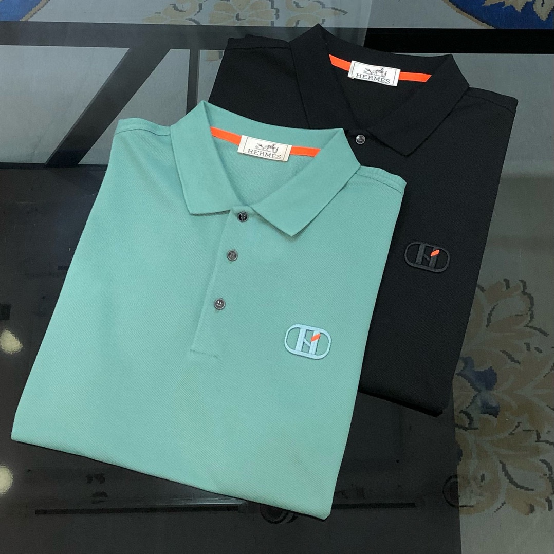 NO:135585,H*rmes 2025 spring and summer new original single men's lapel Polo shirt short-sleeved T-shirt high-end customization simple and fashionable and versatile style chest three-dimensional embroidery logo side print glue pattern design custom imported double-stranded pure cotton fabric comfortable to wear, breathable, high grade and texture, simple and generous, fashionable and personalized, casual and casual upper body, handsome and stylish, showing the temperament of a big brand. Size M-3XL (maximum wearable about 190 pounds, please report height and weight to place an order) Shipping the next day Black Green,, hermes, T-shirt,tees, t-shirt,alexander wang19860909H*rmes 爱马仕2025春夏新款原单男士翻领Polo衫短袖T恤 高版本 高端定制 简洁时尚百搭爆款胸前立体刺绣logo侧边印花印胶图案设计 定制进口双股珠地纯棉面料 穿着舒适 透气 档次高很有质感 简单大方得体 时尚不失个性 上身休闲随性 帅气有型 彰显大牌气质.尺码M-3XL（最大可穿190斤左右 下单请报身高体重) 隔天出货 黑色 绿色,,hermes,T-shirt,tees，t-shirt,alexander wang,Men's clothing