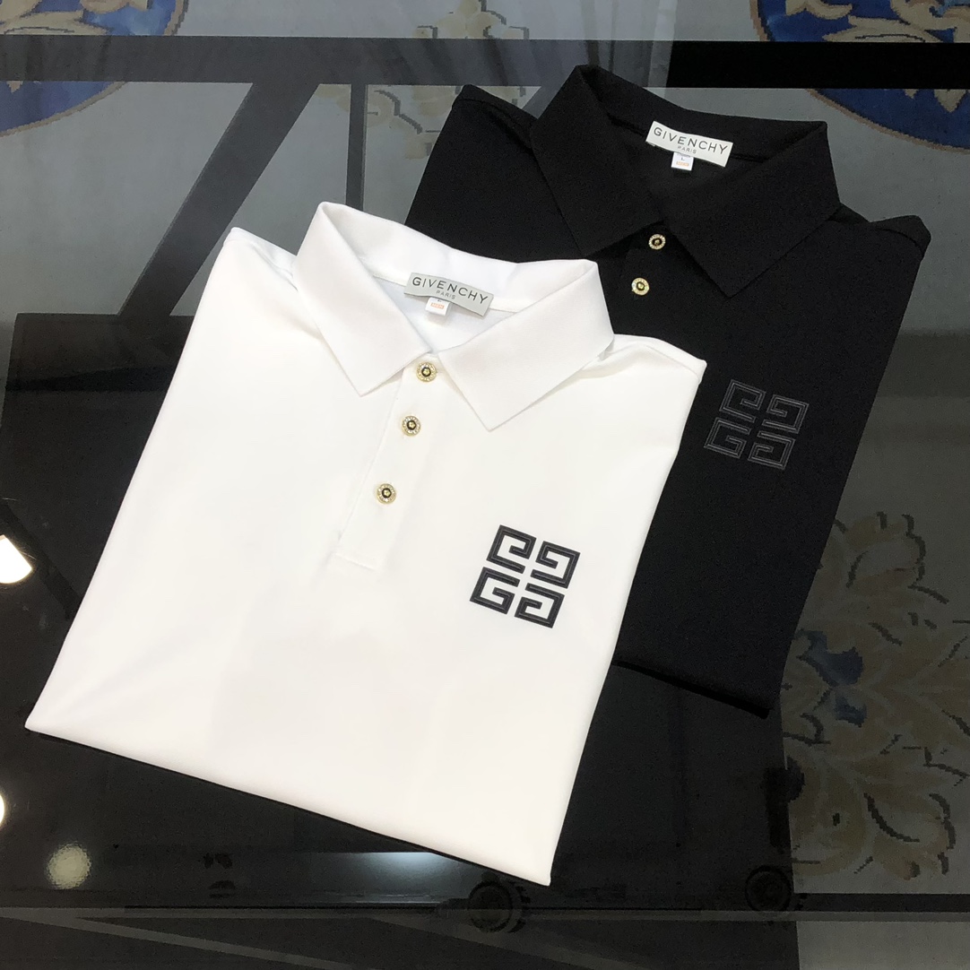 NO:135597,G*venchy Givenchy early spring new style original single men's lapel Polo shirt short-sleeved T-shirt, hot style, sold at the counter simultaneously, simple, fashionable and versatile, high-end quality, three-dimensional printed glue logo pattern design on the chest, customized imported double-strand mercerized bead floor cotton fabric, comfortable to wear, breathable, high-grade and texture, simple and generous, fashionable and unique, casual and casual upper body, handsome and stylish, showing the temperament of a big brand. Size M-4XL (maximum wearable about 195 kilograms, please report height and weight to place an order) black white, givennchy, T-shirt,tees, t-shirt,alexander wang19860909G*venchy 纪梵希早春新款原单男士翻领Polo衫短袖T恤 爆款 柜台同步发售 简洁时尚百搭 高端品质 胸前立体印胶logo图案设计 定制进口双股丝光珠地棉面料 穿着舒适 透气 档次高很有质感 简单大方得体 时尚不失个性 上身休闲随性 帅气有型 彰显大牌气质.尺码M-4XL（最大可穿195斤左右 下单请报身高体重)黑色 白色,,givenchy,T-shirt,tees，t-shirt,alexander wang,Men's clothing