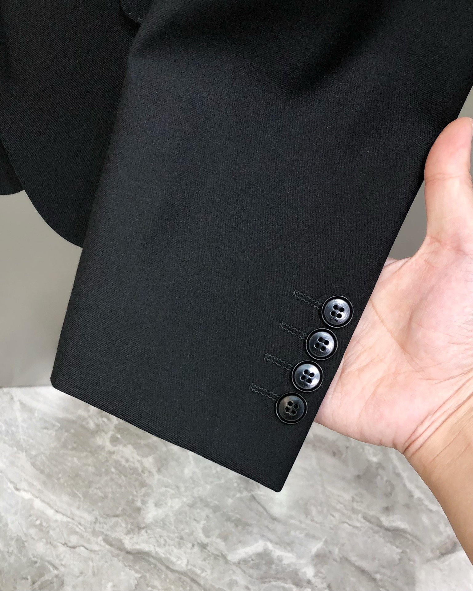 High-end Custom Men’s Leisure Suit with Innovative Memory Fabric and Chest Logo Design - 图片 9