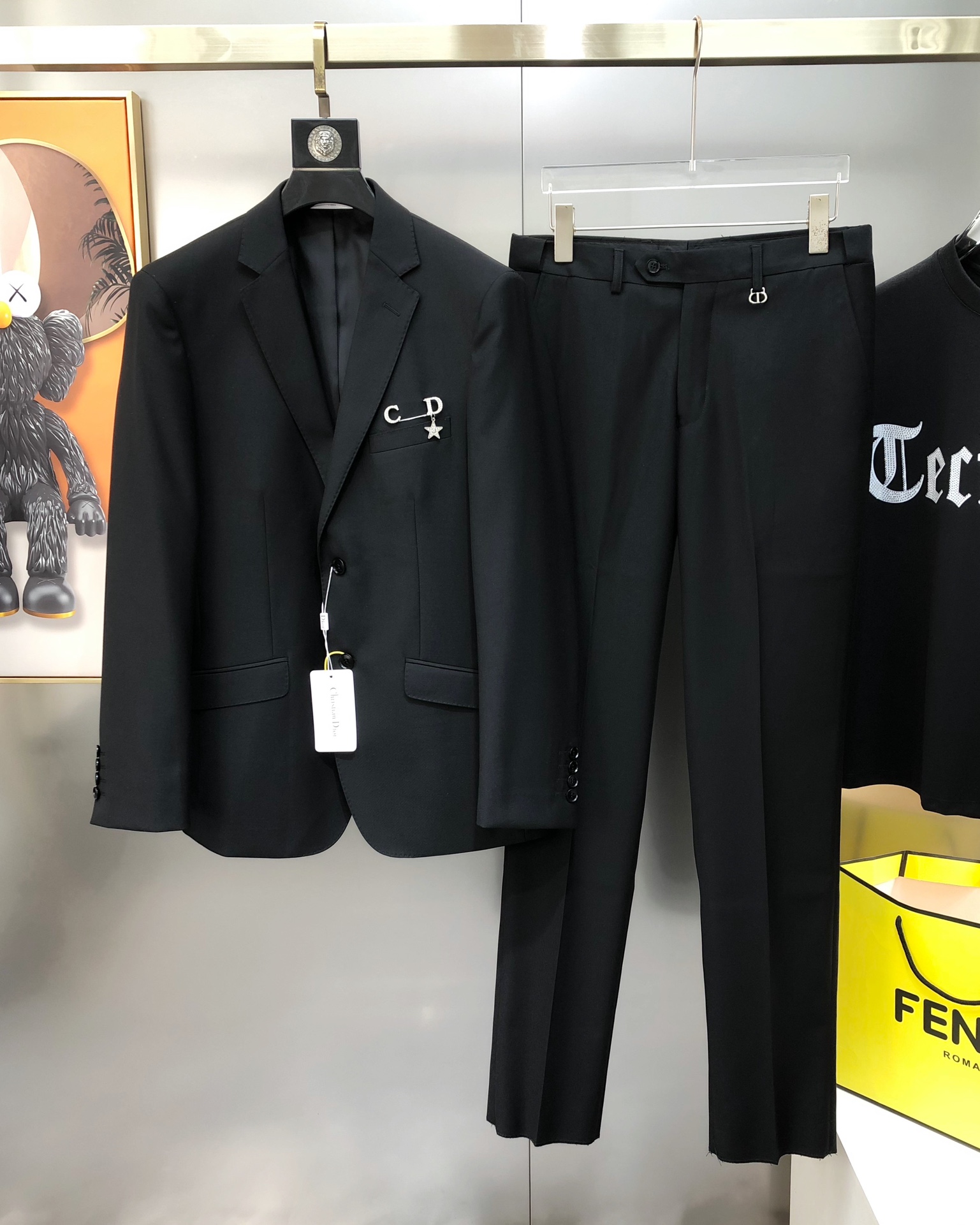 NO:135583,The whole set of tops P trousers P D*or Dior 2025 early spring new original single men's business casual suit suit suit suit jacket trousers can be sold separately and sold simultaneously on the official website High-end customization, fashionable and versatile, popular chest logo brooch design, removable, using original imported polyester fiber innovative memory fabric, master-level tailoring!  The touch is soft and delicate, and the upper body is comfortable. The original imported engraving hardware accessories are provided with smooth lines, exquisite craftsmanship, excellent style, and casual matching. They are very fashionable and handsome. Highly recommended!  Counter size 46-58=S-4XL (maximum size can be worn about 200 kilograms. Please report height and weight to place an order) Shipping the next day Black royal blue,,dior,jackets & coats,business suit,brooch,breastpin,alexander wang19860909整套 上衣P 西裤P D*or 迪奥2025早春新款原单男士商务休闲西装套装 西服外套西裤 可拆开售卖官网同步售卖 高端定制 时尚百搭 爆款胸前logo胸针设计 可拆卸 采用原版进口聚酯纤维创新记忆面料 大师级剪裁！手感柔软细腻 上身舒适 客供原版进口刻字五金辅料配件,线条流畅,工艺精致,版型超赞,随意搭配都非常时尚帅气强烈推荐哦！专柜尺码46-58=S-4XL（最大码可穿200斤左右 下单请报身高体重) 隔天出货 黑色 宝蓝色,,dior,jackets & coats,business suit,brooch，breastpin,alexander wang,Men's clothing