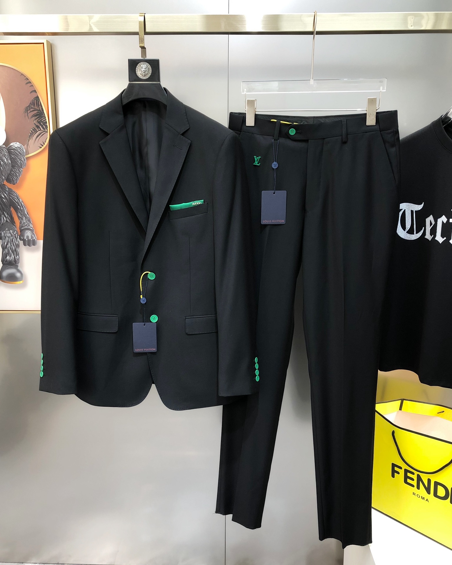 NO:135580,The whole set of tops P trousers P LV Louis Vuitton 2025 early spring new original single men's business casual suit suit suit suit jacket trousers can be sold detachably on the official website, high-end customization, fashionable and versatile, hot metal logo decoration design, using original imported polyester fiber innovative memory fabric, master-level tailoring!  The touch is soft and delicate, and the upper body is comfortable. The original imported engraving hardware accessories are provided with smooth lines, exquisite craftsmanship, excellent style, and casual matching. They are very fashionable and handsome. Highly recommended!  Counter size 46-58=S-4XL (maximum size can be worn about 200 kilograms. Please report your height and weight to place an order) Shipping the next day Black,,louis vuitton,louis vuitton,jackets & coats,business suit,alexander wang19860909整套 上衣P 西裤P LV 路易威登2025早春新款原单男士商务休闲西装套装 西服外套西裤 可拆开售卖官网同步售卖 高端定制 时尚百搭 爆款金属logo装饰设计 采用原版进口聚酯纤维创新记忆面料 大师级剪裁！手感柔软细腻 上身舒适 客供原版进口刻字五金辅料配件,线条流畅,工艺精致,版型超赞,随意搭配都非常时尚帅气强烈推荐哦！专柜尺码46-58=S-4XL（最大码可穿200斤左右 下单请报身高体重) 隔天出货 黑色,,louis vuitton,louis vuitton,jackets & coats,business suit,alexander wang,Men's clothing