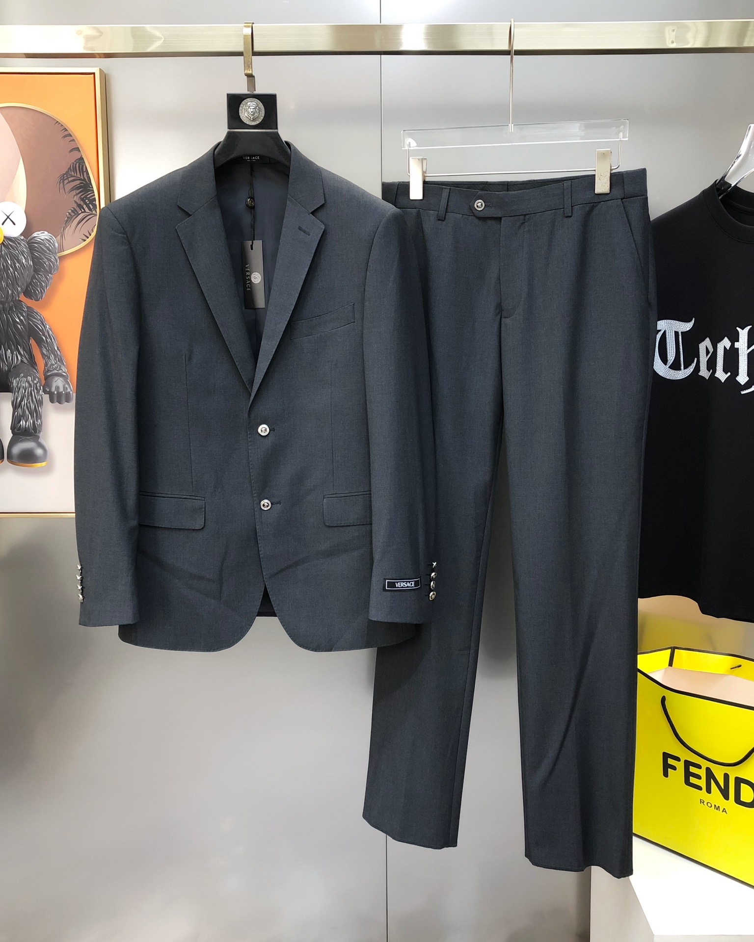 NO:135578,The whole set of tops P trousers P V*rsace Versace early spring new original single men's business casual suit suit suit suit jacket trousers can be sold separately and sold simultaneously on the official website. High-end customization, fashionable and versatile. The hot product uses original imported polyester fiber innovative memory fabric. Master-level tailoring!  The touch is soft and delicate, and the upper body is comfortable. The original imported engraving hardware accessories are provided with smooth lines, exquisite craftsmanship, excellent style, and casual matching. They are very fashionable and handsome. Highly recommended!  Counter size 46-58=S-4XL (maximum size can be worn about 200 kilograms. Please report height and weight to place an order) Shipping the next day Dark gray, versace, jackets & coats, business suit, alexander wang19860909整套 上衣P 西裤P V*rsace 范思哲早春新款原单男士商务休闲西装套装 西服外套西裤 可拆开售卖官网同步售卖 高端定制 时尚百搭 爆款采用原版进口聚酯纤维创新记忆面料 大师级剪裁！手感柔软细腻 上身舒适 客供原版进口刻字五金辅料配件,线条流畅,工艺精致,版型超赞,随意搭配都非常时尚帅气强烈推荐哦！专柜尺码46-58=S-4XL（最大码可穿200斤左右 下单请报身高体重) 隔天出货 深灰色,,versace,jackets & coats,business suit,alexander wang,Men's clothing