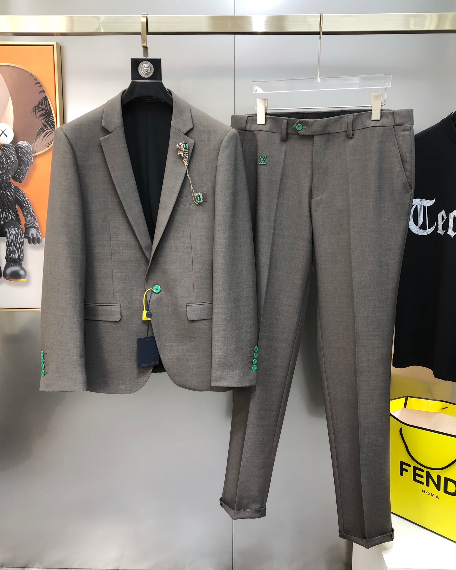 NO:135581,The whole set is sold without disassembly. LV Louis Vuitton 2025 early spring new original single men's business casual suit suit suit suit jacket and trousers. The official website sells simultaneously. High-end customization, fashionable and versatile. The hot product uses original imported polyester fiber innovative memory fabric. Master-level tailoring!  The touch is soft and delicate, and the upper body is comfortable. The original imported engraving hardware accessories are provided with smooth lines, exquisite craftsmanship, excellent style, and casual matching. They are very fashionable and handsome. Highly recommended!  Counter size 46-56=S-3XL (maximum size can be worn about 190 kilograms. Please report your height and weight to place an order) Shipping the next day,,louis vuitton,louis vuitton,jackets & coats,business suit,alexander wang19860909整套售卖不拆 LV 路易威登2025早春新款原单男士商务休闲西装套装 西服外套西裤 官网同步售卖 高端定制 时尚百搭 爆款采用原版进口聚酯纤维创新记忆面料 大师级剪裁！手感柔软细腻 上身舒适 客供原版进口刻字五金辅料配件,线条流畅,工艺精致,版型超赞,随意搭配都非常时尚帅气强烈推荐哦！专柜尺码46-56=S-3XL（最大码可穿190斤左右 下单请报身高体重) 隔天出货,,louis vuitton,louis vuitton,jackets & coats,business suit,alexander wang,Men's clothing