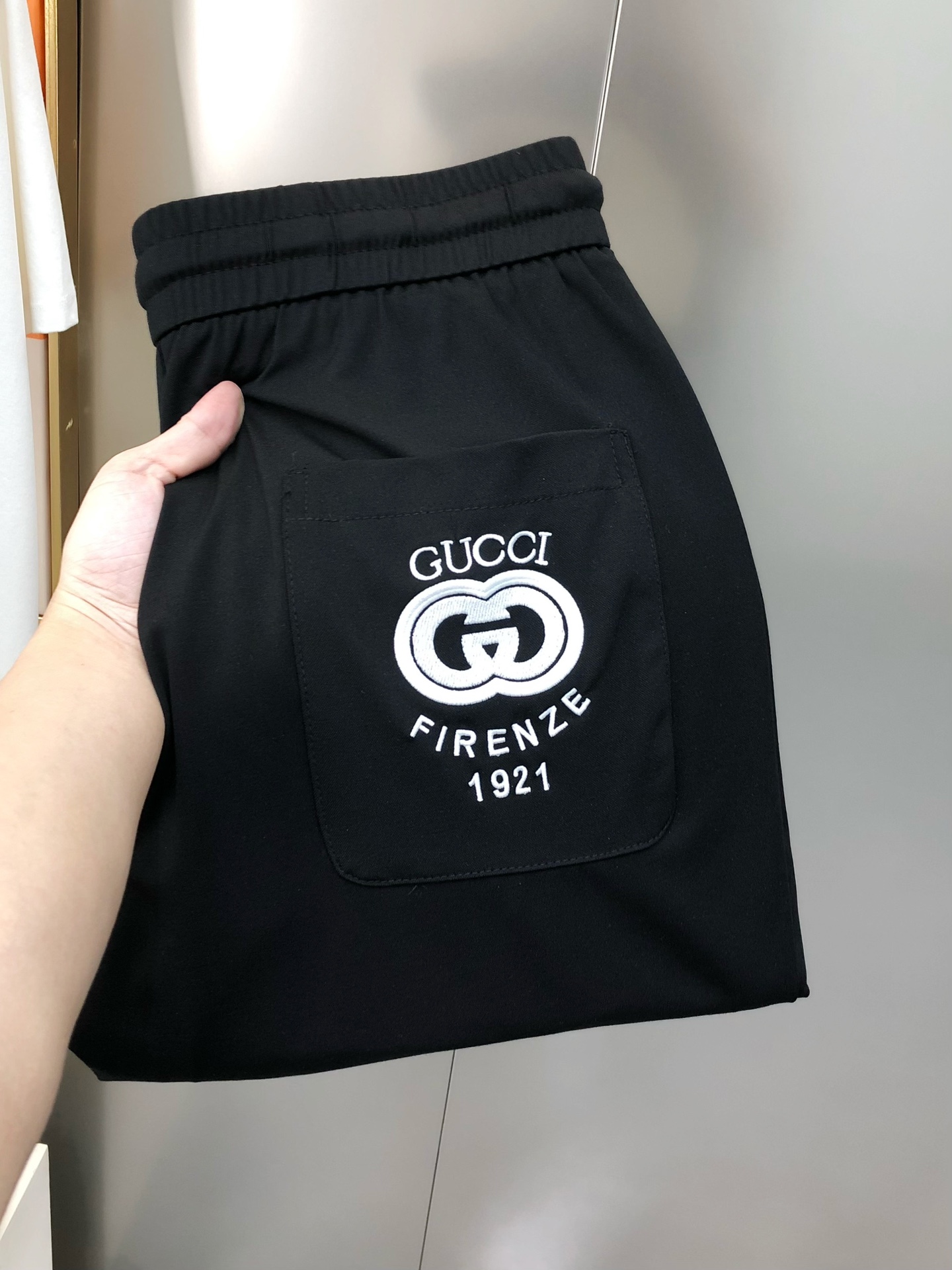 NO:135598,G*cci Guqi 2025 spring and summer new original single men's casual pants sold at the counter simultaneously High-end customization Original single rude goods Simple and fashionable versatile three-dimensional embroidered letter logo pattern design Customized original imported ice silk cotton blend fabric Imported hardware accessories The upper body is elegant and handsome, and a new visual feeling!  The OEM factory has very detailed details, and it is not picky about people on the upper body, and it is a must-have model. Size M-4XL=29-38 (maximum size can be worn about 195 kilograms) shipped the next day Black white, Alexander wang19860909G*cci 古齐2025春夏新款原单男士休闲裤 柜台同步售卖 高端定制 原单狠货 简洁时尚百搭款立体刺绣字母logo图案设计 定制原版进口冰丝棉混纺面料 进口五金辅料 上身优雅帅气,焕然一新的即视感！代工厂精细做细节都很到位,上身不挑人,必入的自留款.尺码M-4XL=29-38(最大码可穿195斤左右）隔天出货 黑色 白色,,alexander wang,Men's clothing