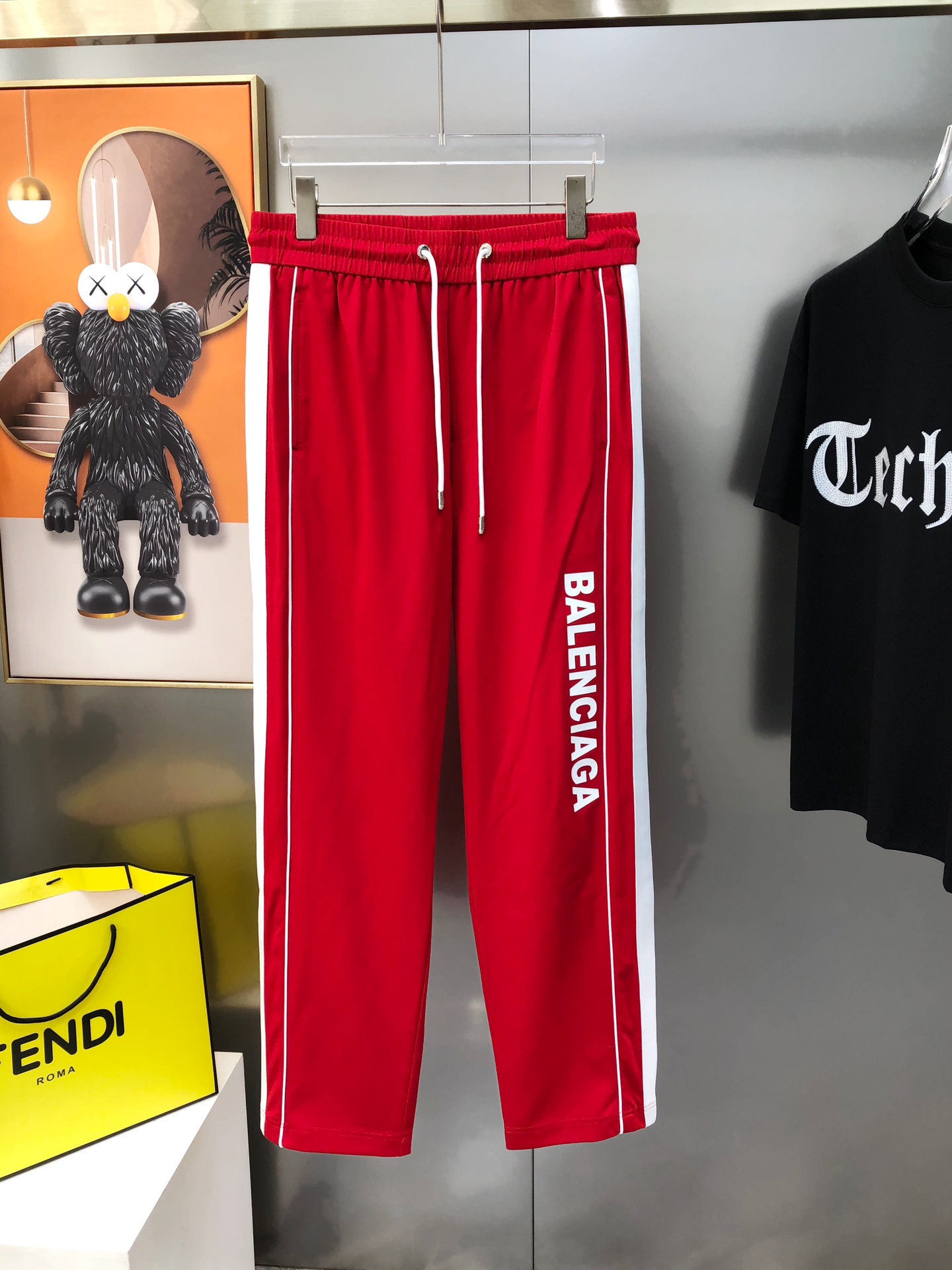 NO:135592,Bal*nciaga 2025 spring and summer new style of original single men's straight casual pants sold at the counter simultaneously. High-end customization of original singles. Simple and fashionable and versatile styles, spliced ​​ribbons on both sides, three-dimensional printed glue letter logo design, customized original imported ice silk cotton blend fabric, imported hardware accessories, elegant and handsome upper body, a new visual feeling!  The OEM factory has very detailed details, and it is not picky about people on the upper body, and it is a must-have model. Size M-4XL=29-38 (maximum size can be worn about 195 kilograms) shipped the next day Black Red, Balenciaga, alexander wang19860909Bal*nciaga 巴黎世家2025春夏新款原单男士直筒休闲裤 柜台同步售卖 爆款高端定制 原单狠货 简洁时尚百搭款两侧拼接织带 立体印胶字母logo设计 定制原版进口冰丝棉混纺面料 进口五金辅料 上身优雅帅气,焕然一新的即视感！代工厂精细做细节都很到位,上身不挑人,必入的自留款.尺码M-4XL=29-38(最大码可穿195斤左右）隔天出货 黑色 红色,,balenciaga,alexander wang,Men's clothing