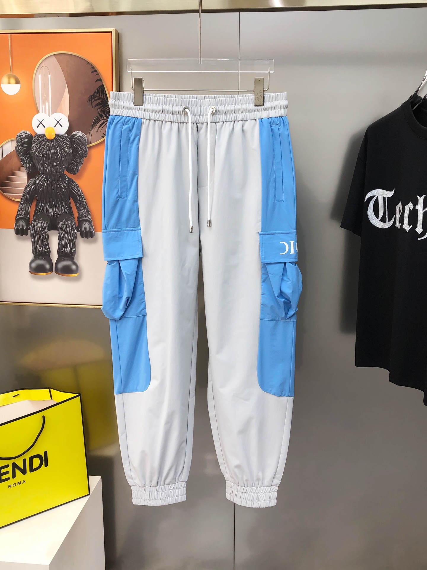 NO:135590,D*or Dior joint model 2025 spring and summer new original single men's casual pants, wardrobe pants, sold at the counter, hot contrasting colors, high-end customization, original single rude goods, simple and fashionable versatile three-dimensional printed glue embroidered letter logo pattern design, customized original imported polyester fiber fabric, imported hardware accessories, elegant and handsome upper body, a new visual feeling!  The OEM factory has very detailed details, and it is not picky about people on the upper body, and it is a must-have model. Size M-4XL=29-38 (maximum size can be worn about 195 kilograms) shipped the next day Black gray, dior, alexander wang19860909D*or 迪奥联名款2025春夏新款原单男士休闲裤 卫裤 柜台同步售卖 爆款撞色 高端定制 原单狠货 简洁时尚百搭款立体印胶刺绣字母logo图案设计 定制原版进口聚酯纤维面料 进口五金辅料 上身优雅帅气,焕然一新的即视感！代工厂精细做细节都很到位,上身不挑人,必入的自留款.尺码M-4XL=29-38(最大码可穿195斤左右）隔天出货 黑色 灰色,,dior,alexander wang,Men's clothing