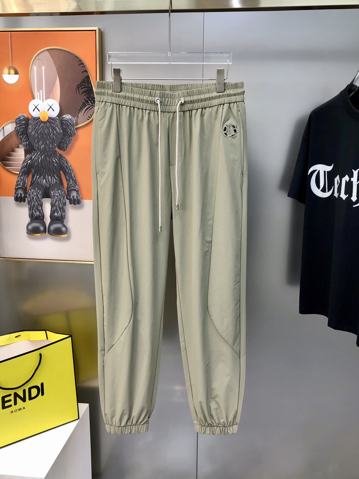 NO:135594,D*or Dior 2025 spring and summer new original single men's casual pants, hoodies, simultaneous sale at the counter, hot high-end customization, original single rude goods, simple and fashionable versatile three-dimensional embroidery logo pattern design, customized original imported polyester fiber fabric, imported hardware accessories, elegant and handsome upper body, a brand new visual feeling!  The OEM factory has very detailed details, and it is not picky about people on the upper body, and it is a must-have model. Size M-4XL=29-38 (maximum size can be worn about 195 kilograms) shipped the next day Black khaki, dior, alexander wang19860909D*or 迪奥2025春夏新款原单男士休闲裤 卫裤 柜台同步售卖 爆款高端定制 原单狠货 简洁时尚百搭款立体刺绣logo图案设计 定制原版进口聚酯纤维面料 进口五金辅料 上身优雅帅气,焕然一新的即视感！代工厂精细做细节都很到位,上身不挑人,必入的自留款.尺码M-4XL=29-38(最大码可穿195斤左右）隔天出货 黑色 卡其色,,dior,alexander wang,Men's clothing