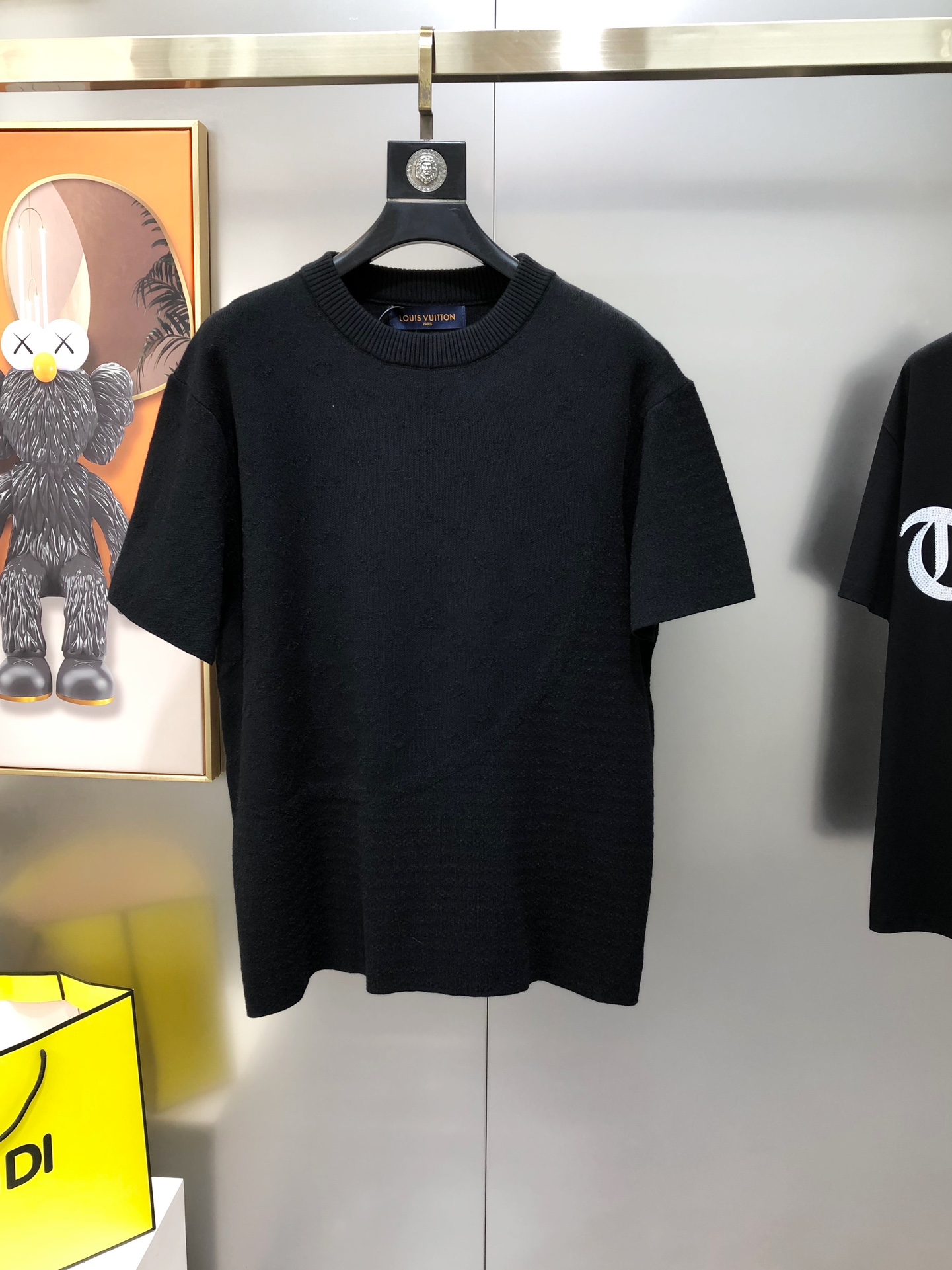 NO:135679,LV Louis Vuitton 2025 early spring new men's original single round neck short-sleeved knitted sweater sold at the counter simultaneously Channel goods High-version hottest fashion and versatile Panoramic jacquard dark flower logo design Custom imported wool Tianshi cotton blend fabric Custom original hardware accessories Soft and delicate, easy to highlight temperament, and the upper body is versatile and slimming!  The fabrics and factories we choose are all used by first-tier brands. The fine top is very handsome. The size is S-M-L (large, the maximum size can be worn about 185 kilograms. Please report your height and weight.) The next day shipment, louis vuitton, louis vuitton, sweaters, T-shirt, alexander wang19860909LV 路易威登2025早春新款男士原单圆领短袖针织毛衣 柜台同步售卖 渠道货 高版本爆款 时尚百搭 全景提花暗花logo设计 定制进口羊毛天丝棉混纺面料 定制原版五金辅料 柔软细腻 极易凸显出气质 ,上身百搭显瘦！我们所选择的面料及工厂都是一线品牌所使用的 精细做上身非常帅气 码数S-M-L（偏大 最大码可穿185斤左右 下单请报身高体重）隔天出货,,louis vuitton,louis vuitton,sweaters,T-shirt,alexander wang,Men's clothing