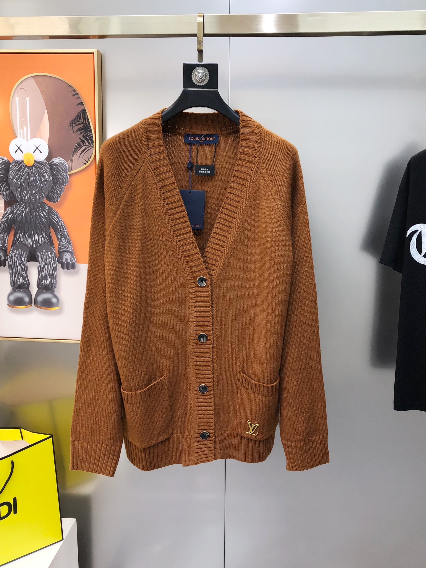 NO:135667,LV Louis Vuitton 2025 new men's original single knit cardigan sweater, cardigan jacket, sold simultaneously at the counter, channel goods, high-version hot products, fashionable and versatile, pocket side embroidered logo metal logo design, custom imported Meinu wool fabric, customized original hardware accessories, soft and delicate, superior warmth, easy to highlight temperament, versatile upper body makes you look slim!  The fabrics and factories we choose are all used by first-tier brands. The fine top is very handsome. The size is S-M-L (the maximum size can be worn about 185 kilograms. Please report your height and weight to place an order) shipped the next day, louis vuitton, louis vuitton, jackets & coats, sweaters, alexander wang19860909LV 路易威登2025新款男士原单针织开衫毛衣 羊毛衫外套 柜台同步售卖 渠道货 高版本爆款 时尚百搭 口袋侧边绣logo金属标设计 定制进口美丽奴羊毛面料 定制原版五金辅料 柔软细腻 保暖性优越 极易凸显出气质 ,上身百搭显瘦！我们所选择的面料及工厂都是一线品牌所使用的 精细做上身非常帅气 码数S-M-L（最大码可穿185斤左右 下单请报身高体重）隔天出货,,louis vuitton,louis vuitton,jackets & coats,sweaters,alexander wang,Men's clothing