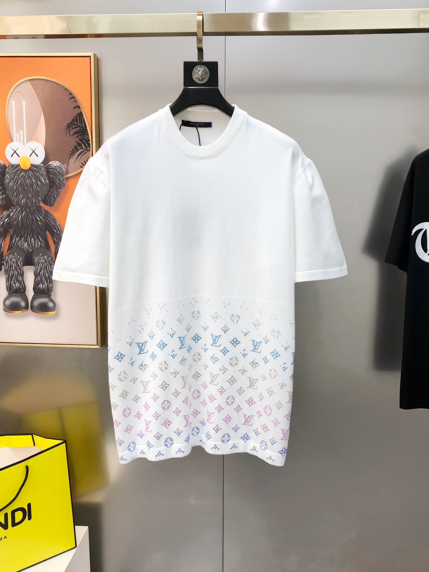 NO:135654,LV Louis Vuitton 2025 early spring new men's original single round neck short-sleeved knitted sweater sold at the counter simultaneously Channel goods High-version hot-spread fashion and versatile Hot stamping glue imported Australian diamond logo design Custom imported wool Tiansi cotton blend fabric Custom original hardware accessories Soft and delicate, easy to highlight temperament, and the upper body is versatile and slimming!  The fabrics and factories we choose are all used by first-tier brands. The fine upper body is very handsome. The number of codes is S-M-L (large, the maximum code can be worn about pounds. Please report height and weight to place an order) shipped the next day. Black and white,,louis vuitton,louis vuitton,sweaters,T-shirt,alexander wang19860909LV 路易威登2025早春新款男士原单圆领短袖针织毛衣 柜台同步售卖 渠道货 高版本爆款 时尚百搭 烫印胶进口澳钻logo设计 定制进口羊毛天丝棉混纺面料 定制原版五金辅料 柔软细腻 极易凸显出气质 ,上身百搭显瘦！我们所选择的面料及工厂都是一线品牌所使用的 精细做上身非常帅气 码数S-M-L（偏大 最大码可穿斤左右 下单请报身高体重）隔天出货 黑色 白色,,louis vuitton,louis vuitton,sweaters,T-shirt,alexander wang,Men's clothing