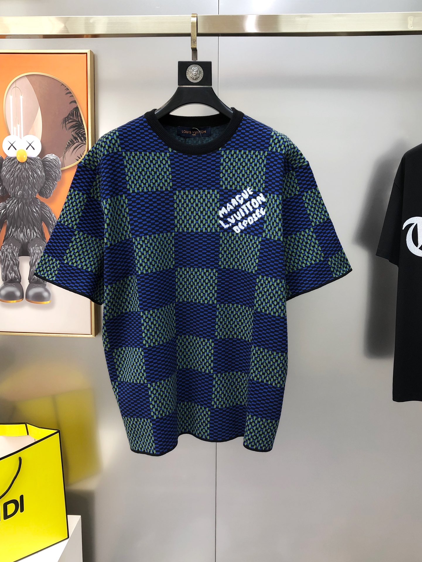 NO:135657,LV Louis Vuitton 2025 early spring new men's original single round neck short-sleeved knitted sweater sold at the counter simultaneously Channel goods High-version hot chess series Fashion and versatile Panoramic jacquard craft letter logo design Custom imported wool Tiansi cotton blend fabric Custom original hardware accessories Soft and delicate, easy to highlight temperament, and the upper body is versatile and slimming!  The fabrics and factories we choose are all used by first-tier brands. The fine top is very handsome. The size is S-M-L (large, the maximum size can be worn about 190 kilograms. Please report your height and weight to place an order) shipped the next day, louis vuitton, louis vuitton, sweaters, T-shirt, alexander wang19860909LV 路易威登2025早春新款男士原单圆领短袖针织毛衣 柜台同步售卖 渠道货 高版本爆款棋格系列 时尚百搭 全景提花工艺胸前字母logo设计 定制进口羊毛天丝棉混纺面料 定制原版五金辅料 柔软细腻 极易凸显出气质 ,上身百搭显瘦！我们所选择的面料及工厂都是一线品牌所使用的 精细做上身非常帅气 码数S-M-L（偏大 最大码可穿190斤左右 下单请报身高体重）隔天出货,,louis vuitton,louis vuitton,sweaters,T-shirt,alexander wang,Men's clothing