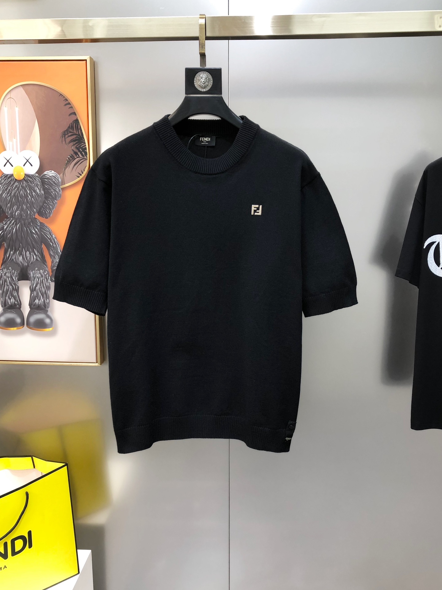 NO:135676,FD Fendi 2025 early spring new men's original single round neck short-sleeved knitted sweater sold at the counter simultaneously Channel goods High-version hottest fashion and versatile chest metal logo design Custom imported Tianshi cotton blend fabric Custom original hardware accessories Soft and delicate, easy to highlight temperament, and the upper body is versatile and slimming!  The fabrics and factories we choose are all used by first-tier brands. The fine upper body is very handsome. The number of codes is S-M-L (large, the maximum code can be worn about 185 kilograms. Please report height and weight to place an order) shipped the next day. Black White, fendi, sweaters, T-shirt, alexander wang19860909FD 芬迪2025早春新款男士原单圆领短袖针织毛衣 柜台同步售卖 渠道货 高版本爆款 时尚百搭 胸前金属logo标设计 定制进口天丝棉混纺面料 定制原版五金辅料 柔软细腻 极易凸显出气质 ,上身百搭显瘦！我们所选择的面料及工厂都是一线品牌所使用的 精细做上身非常帅气 码数S-M-L（偏大 最大码可穿185斤左右 下单请报身高体重）隔天出货 黑色 白色,,fendi,sweaters,T-shirt,alexander wang,Men's clothing