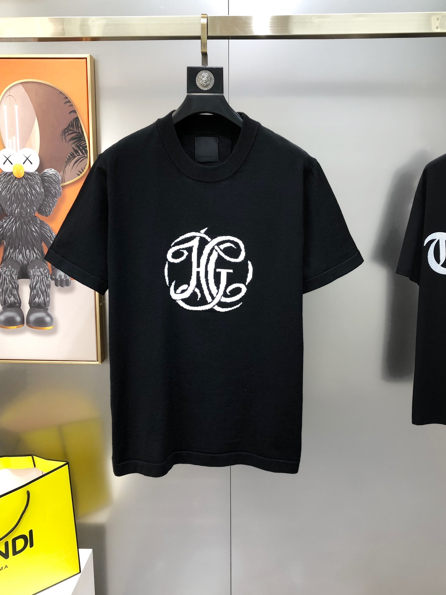 NO:135673,G*venchy Givenchy 2025 early spring new men's original single round neck short-sleeved knitted sweater sold at the counter simultaneously Channel goods High-version hottest fashion and versatile jacquard logo pattern design Custom imported Tianshi cotton blend fabric Custom original hardware accessories Soft and delicate, easy to highlight temperament, and the upper body is versatile and slimming!  The fabrics and factories we choose are all used by first-tier brands. The fine upper body is very handsome. The number of codes is S-M-L (large, the maximum code can be worn about 185 kilograms. Please report your height and weight.) Shipping the next day. Black, given, sweaters, T-shirt, alexander wang19860909G*venchy 纪梵希2025早春新款男士原单圆领短袖针织毛衣 柜台同步售卖 渠道货 高版本爆款 时尚百搭 提花logo图案设计 定制进口天丝棉混纺面料 定制原版五金辅料 柔软细腻 极易凸显出气质 ,上身百搭显瘦！我们所选择的面料及工厂都是一线品牌所使用的 精细做上身非常帅气 码数S-M-L（偏大 最大码可穿185斤左右 下单请报身高体重）隔天出货 黑色,,givenchy,sweaters,T-shirt,alexander wang,Men's clothing