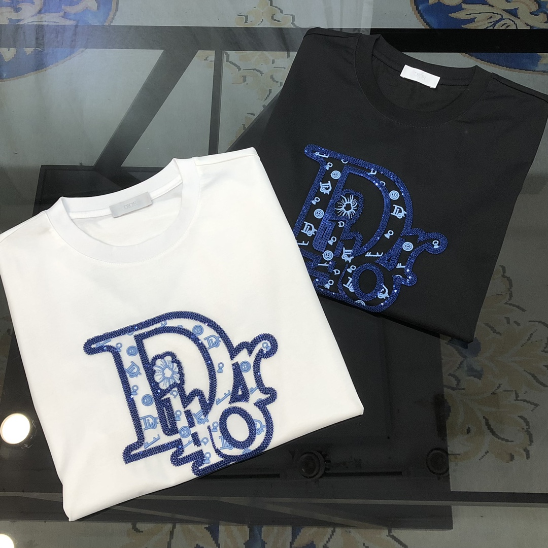NO:135608,D*or Dior 2025 spring and summer new original single men's round neck short-sleeved T-shirt, high-end customization, fashionable and versatile, sold at the counter simultaneously, three-dimensional embroidered letter logo pattern design, customized imported jade silk fabric, skin-friendly and comfortable to wear, the fabric is soft and breathable, and it feels very delicate to touch. The inner part is all made of single-needle edge locking process!  It can ensure that the dress does not deform!  Decent cut, no sense of restraint, OEM factory workmanship shows temperament and classy, ​​very handsome upper body size M-4XL (maximum size can be worn about 195 kilograms, please report height and weight to place an order) Black White shipment the next day, Dior, T-shirt,tees, t-shirt,alexander wang19860909D*or 迪奥2025春夏新款原单男士圆领短袖T恤 高端定制 时尚百搭 柜台同步售卖 立体刺绣字母logo图案设计 客供定制进口玉蚕丝面料,穿着亲肤舒适 面料柔软透气 摸上去非常细腻的感觉.内里全部采用单针锁边工艺！能够确保穿着不变形！裁剪得体,没有任何束缚感,代工厂做工精细 显气质 显档次 上身非常帅气 尺码M-4XL（最大码可穿195斤左右 下单请报身高体重) 黑色 白色隔天出货,,dior,T-shirt,tees，t-shirt,alexander wang,Men's clothing