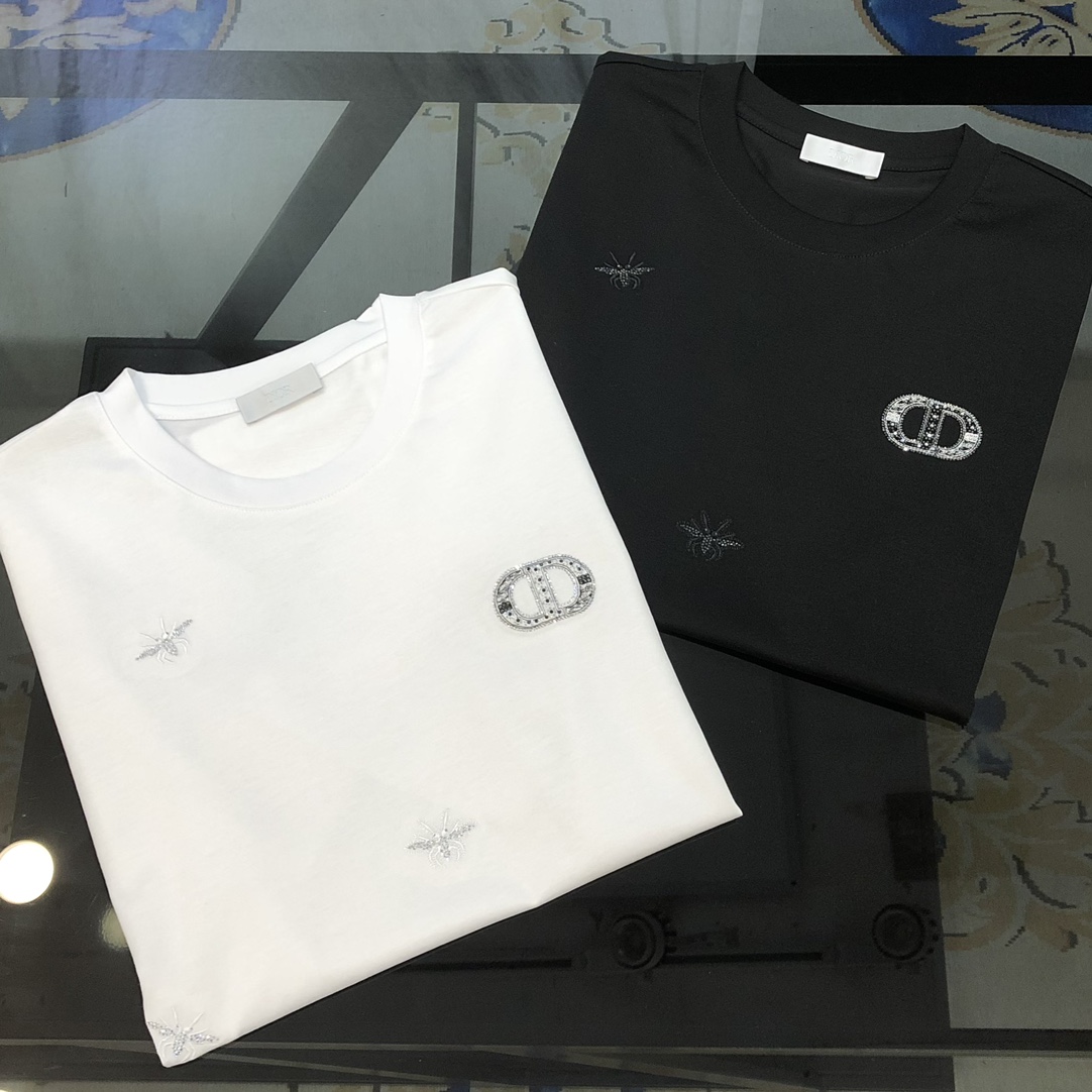 NO:135623,D*or Dior 2025 spring and summer new original single men's round neck short-sleeved T-shirt, high-end customization, fashionable and versatile, sold at the counter, hot diamond embroidery logo pattern design, customized imported jade silk fabric, skin-friendly and comfortable to wear, the fabric is soft and breathable, and it feels very delicate to touch. The inside is all made of single-needle edge locking process!  It can ensure that the dress does not deform!  Decent cut, no sense of restraint, OEM factory workmanship shows temperament and classy, ​​very handsome upper body size M-4XL (maximum size can be worn about 195 catties. Please report height and weight to place an order) Black White, Dior, T-shirt,tees, t-shirt,alexander wang19860909D*or 迪奥2025春夏新款原单男士圆领短袖T恤 高端定制 时尚百搭 柜台同步售卖 烫钻刺绣logo图案设计 客供定制进口玉蚕丝面料,穿着亲肤舒适 面料柔软透气 摸上去非常细腻的感觉.内里全部采用单针锁边工艺！能够确保穿着不变形！裁剪得体,没有任何束缚感,代工厂做工精细 显气质 显档次 上身非常帅气 尺码M-4XL（最大码可穿195斤左右 下单请报身高体重) 黑色 白色,,dior,T-shirt,tees，t-shirt,alexander wang,Men's clothing