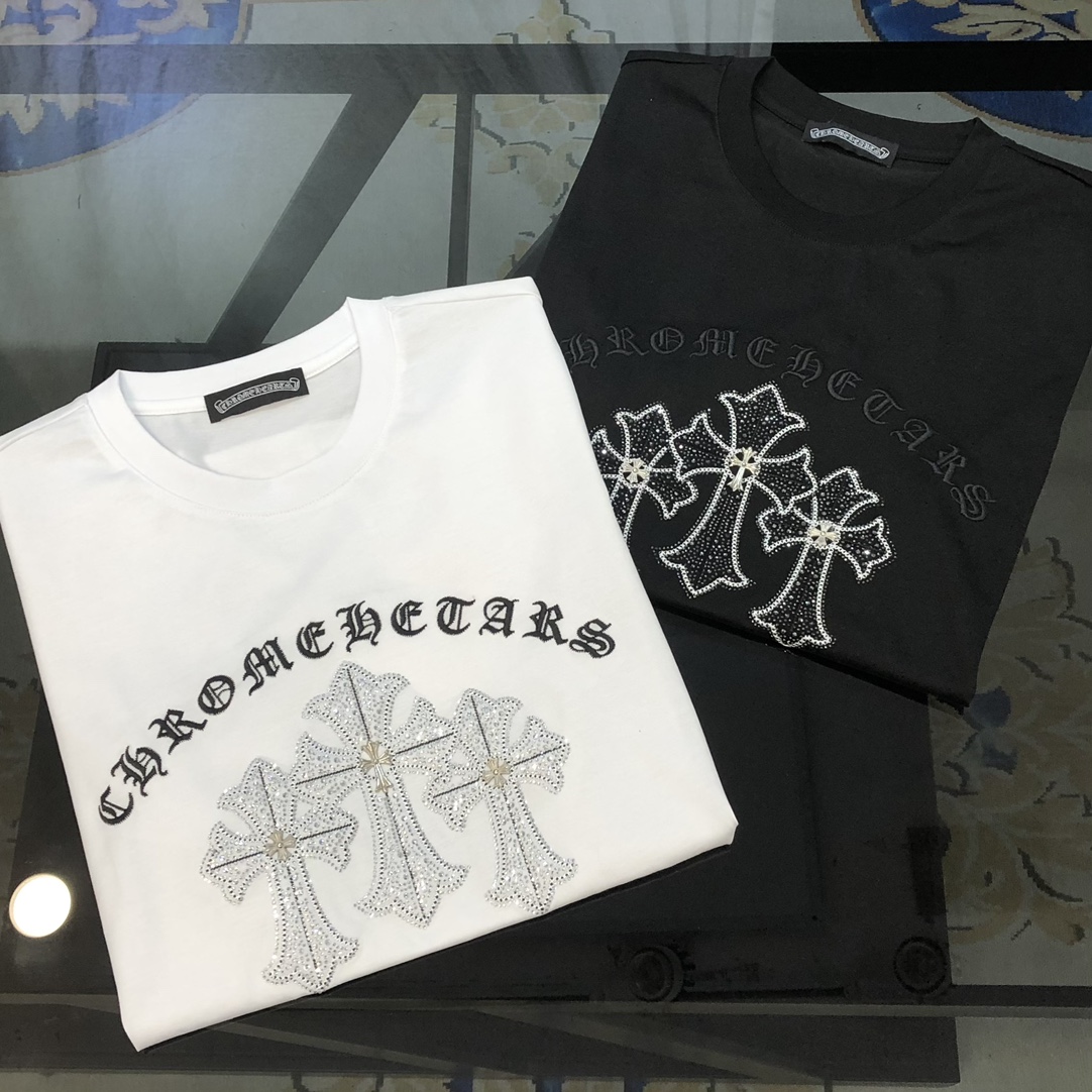 NO:135620,Croxin's new spring and summer 2025 original single men's round neck short-sleeved T-shirt, high-end customization, fashionable and versatile, sold at the counter simultaneously, three-dimensional embroidery and diamond logo pattern design, customized imported jade silk fabric, skin-friendly and comfortable to wear, the fabric is soft and breathable, and it feels very delicate to touch. The inside is all made of single-needle edge locking process!  It can ensure that the dress does not deform!  Decent cut, no sense of restraint, OEM factory workmanship shows temperament and classy, ​​very handsome upper body size M-4XL (maximum size can be worn about 195 kilograms. Please report height and weight to place an order) Black White, chrome hearts, T-shirt,tees, t-shirt,alexander wang19860909克罗心2025春夏新款原单男士圆领短袖T恤 高端定制 时尚百搭 柜台同步售卖 立体刺绣烫钻logo图案设计 客供定制进口玉蚕丝面料,穿着亲肤舒适 面料柔软透气 摸上去非常细腻的感觉.内里全部采用单针锁边工艺！能够确保穿着不变形！裁剪得体,没有任何束缚感,代工厂做工精细 显气质 显档次 上身非常帅气 尺码M-4XL（最大码可穿195斤左右 下单请报身高体重) 黑色 白色,,chrome hearts,T-shirt,tees，t-shirt,alexander wang,Men's clothing