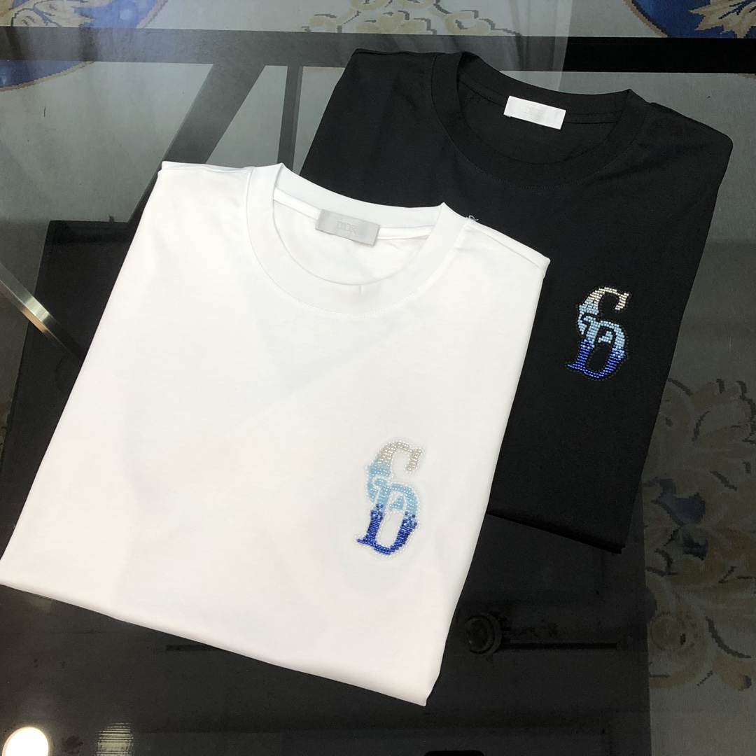 NO:135617,D*or Dior 2025 spring and summer new original single men's round neck short-sleeved T-shirt, high-end customization, fashionable and versatile, sold at the counter simultaneously, three-dimensional embroidered logo pattern design, customized imported double mercerized cotton fabric, skin-friendly and comfortable to wear, the fabric is soft and breathable, and it feels very delicate to touch. The inner part is all made of single-needle edge locking process!  It can ensure that the dress does not deform!  Decent cut, no sense of restraint, OEM factory workmanship shows temperament and classy, ​​very handsome upper body size M-4XL (maximum size can be worn about 195 catties. Please report height and weight to place an order) Black White, Dior, T-shirt,tees, t-shirt,alexander wang19860909D*or 迪奥2025春夏新款原单男士圆领短袖T恤 高端定制 时尚百搭 柜台同步售卖 立体刺绣logo图案设计 客供定制进口双丝光棉面料,穿着亲肤舒适 面料柔软透气 摸上去非常细腻的感觉.内里全部采用单针锁边工艺！能够确保穿着不变形！裁剪得体,没有任何束缚感,代工厂做工精细 显气质 显档次 上身非常帅气 尺码M-4XL（最大码可穿195斤左右 下单请报身高体重) 黑色 白色,,dior,T-shirt,tees，t-shirt,alexander wang,Men's clothing