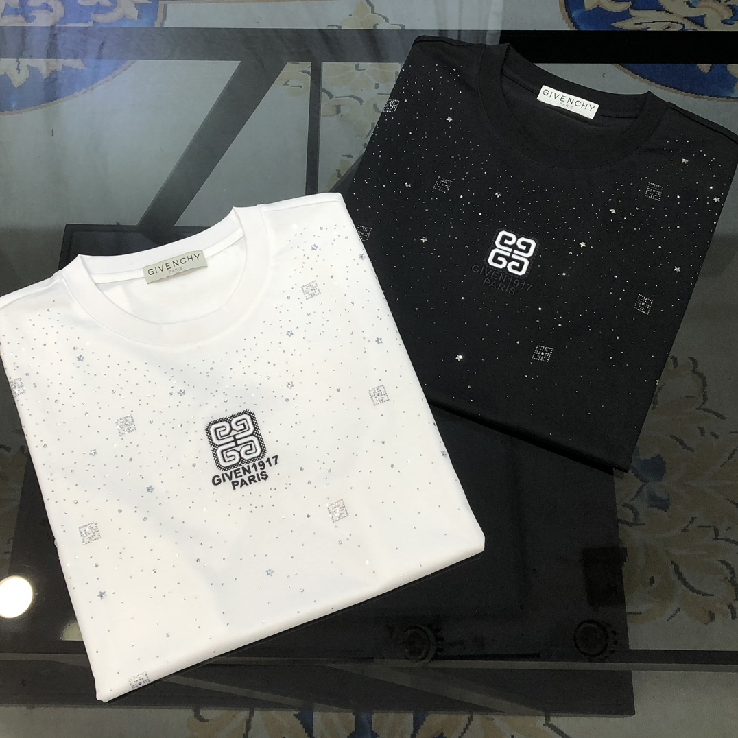 NO:135626,G*venchy 2025 spring and summer new original single men's round neck short-sleeved T-shirt, high-end customization, fashionable and versatile, sold at the counter, hot diamond embroidered letter logo pattern design, customized imported jade silk fabric, skin-friendly and comfortable to wear, the fabric is soft and breathable, and it feels very delicate to touch. The inner part is all made of single-needle edge locking process!  It can ensure that the dress does not deform!  Decent cut, without any sense of restraint, OEM factory workmanship shows temperament and classy, ​​very handsome upper body size M-4XL (maximum size can be worn about 195 catties. Please report height and weight to place an order) Black White, given, T-shirt,tees, t-shirt,alexander wang19860909G*venchy 纪梵希2025春夏新款原单男士圆领短袖T恤 高端定制 时尚百搭 柜台同步售卖 烫钻刺绣字母logo图案设计 客供定制进口玉蚕丝面料,穿着亲肤舒适 面料柔软透气 摸上去非常细腻的感觉.内里全部采用单针锁边工艺！能够确保穿着不变形！裁剪得体,没有任何束缚感,代工厂做工精细 显气质 显档次 上身非常帅气 尺码M-4XL（最大码可穿195斤左右 下单请报身高体重) 黑色 白色,,givenchy,T-shirt,tees，t-shirt,alexander wang,Men's clothing