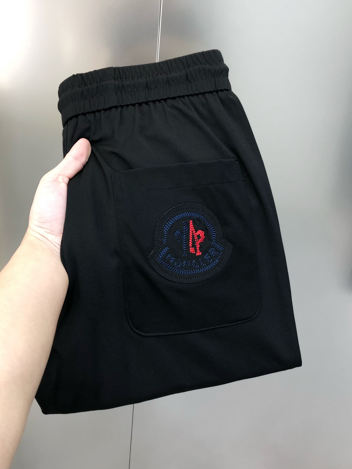 NO:135600,M*ncler 2025 spring and summer new style original single men's casual pants sold at the counter simultaneously High-end customization Original single rude goods Simple and fashionable versatile patch embroidery logo pattern design Customized original imported ice silk cotton blend fabric Imported hardware accessories Elegant and handsome upper body, a new visual feeling!  The OEM factory has very detailed details, and it is not picky about people on the upper body. It is a must-have model. Size M-4XL=29-38 (maximum size can be worn about 195 kilograms) shipped the next day. Black and white, christian louboutin, Moncler, alexander wang19860909M*ncler 蒙口2025春夏新款原单男士休闲裤 柜台同步售卖 高端定制 原单狠货 简洁时尚百搭款贴布刺绣logo图案设计 定制原版进口冰丝棉混纺面料 进口五金辅料 上身优雅帅气,焕然一新的即视感！代工厂精细做细节都很到位,上身不挑人,必入的自留款.尺码M-4XL=29-38(最大码可穿195斤左右）隔天出货 黑色 白色,,christian louboutin,Moncler,alexander wang,Men's clothing