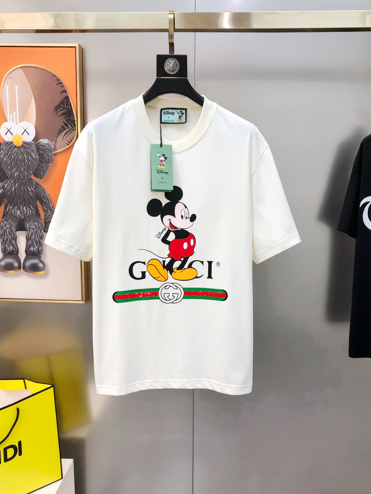 NO:135661,G*cci Guqi 2025 spring and summer new style original single men's round neck short-sleeved T-shirt sold simultaneously in counters Hot high-end quality High-version OS version Straight-spread printed letter logo pattern design Custom imported double-strand pure cotton fabric Soft and delicate touch, skin-friendly and comfortable to wear The OEM is finely made in the upper body very handsome and stylish Three-standard sizes Full Size XS-XL (large maximum size can be worn about 200 kilograms. Please report height and weight when placing an order) Shipping the next day Beige, T-shirt,tees,t-shirt,alexander wang19860909G*cci 古齐2025春夏新款原单男士圆领短袖T恤 专柜同步售卖 爆款高端品质 高版本 OS版型阔版 直喷印花字母logo图案设计 定制进口双股纯棉面料 手感柔软细腻 穿着亲肤舒适 代工厂精细做上身非常帅气有型 三标齐 全 尺码XS-XL（偏大 最大码可穿200斤左右 下单请报身高体重) 隔天出货 米色,,T-shirt,tees，t-shirt,alexander wang,Men's clothing