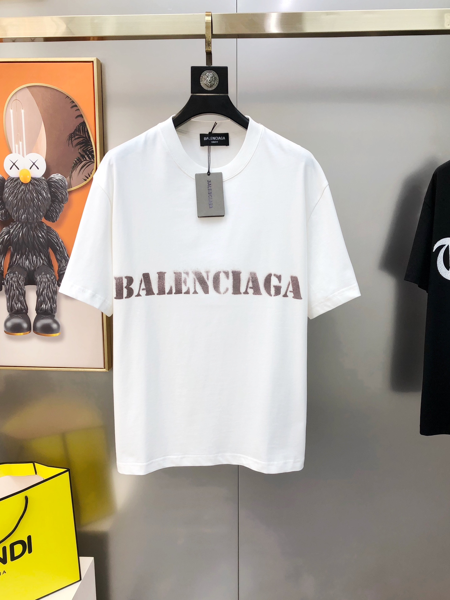 NO:135658,Bal*nciaga 2025 spring and summer new style original single men's round neck short-sleeved T-shirt sold simultaneously in counters Hot high-end quality High-version OS version Large version Direct-shot printed letter logo design Custom imported double-strand pure cotton fabric Soft and delicate touch, skin-friendly and comfortable to wear The OEM is finely made in the upper body very handsome and stylish Three-standard sizes XS-XL (large maximum size can be worn about 200 kilograms. Please report height and weight when placing an order) Black White Shipping the next day,,balenciaga,T-shirt,tees,t-shirt,alexander wang19860909Bal*nciaga 巴黎世家2025春夏新款原单男士圆领短袖T恤 专柜同步售卖 爆款高端品质 高版本 OS版型阔版 直喷印花字母logo设计 定制进口双股纯棉面料 手感柔软细腻 穿着亲肤舒适 代工厂精细做上身非常帅气有型 三标齐 全 尺码XS-XL（偏大 最大码可穿200斤左右 下单请报身高体重) 黑色 白色 隔天出货,,balenciaga,T-shirt,tees，t-shirt,alexander wang,Men's clothing