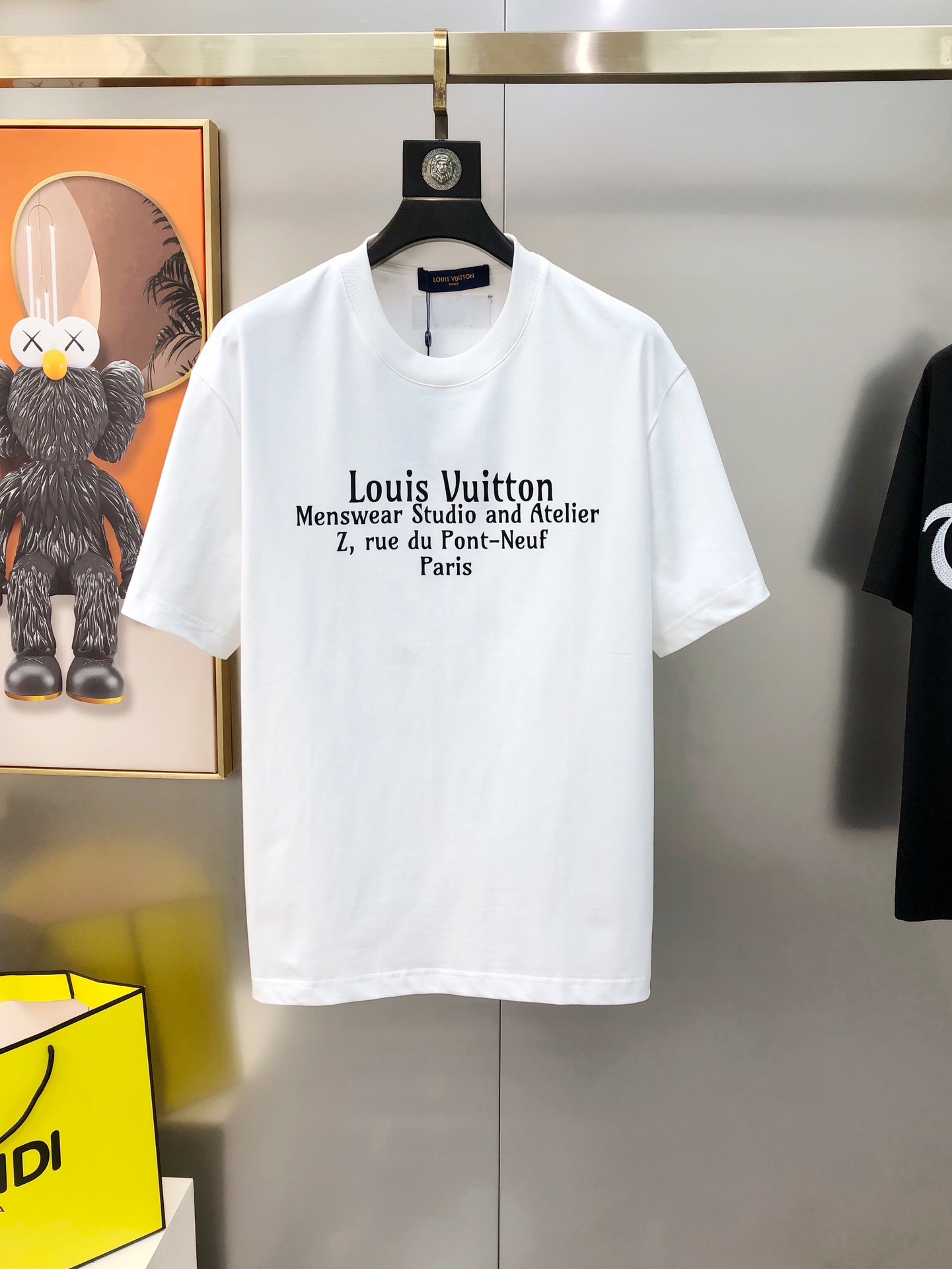 NO:135677,LV Louis Vuitton 2025 spring and summer new original single men's round neck short-sleeved T-shirt sold simultaneously in counters Hot high-end quality High-version OS style wide version Printed offset printed letter logo pattern design Custom imported double-strand pure cotton fabric Soft and delicate touch, skin-friendly and comfortable to wear The OEM is finely made in the upper body very handsome and stylish Three-standard sizes Full Size XS-XL (large, maximum size can be worn about 200 pounds. Please report height and weight when placing an order) Black White Shipping the next day,,louis vuitton,louis vuitton,T-shirt,tees,t-shirt,alexander wang19860909LV 路易威登2025春夏新款原单男士圆领短袖T恤 专柜同步售卖 爆款高端品质 高版本 OS版型阔版 印胶印花字母logo图案设计 定制进口双股纯棉面料 手感柔软细腻 穿着亲肤舒适 代工厂精细做上身非常帅气有型 三标齐 全 尺码XS-XL（偏大 最大码可穿200斤左右 下单请报身高体重) 黑色 白色 隔天出货,,louis vuitton,louis vuitton,T-shirt,tees，t-shirt,alexander wang,Men's clothing