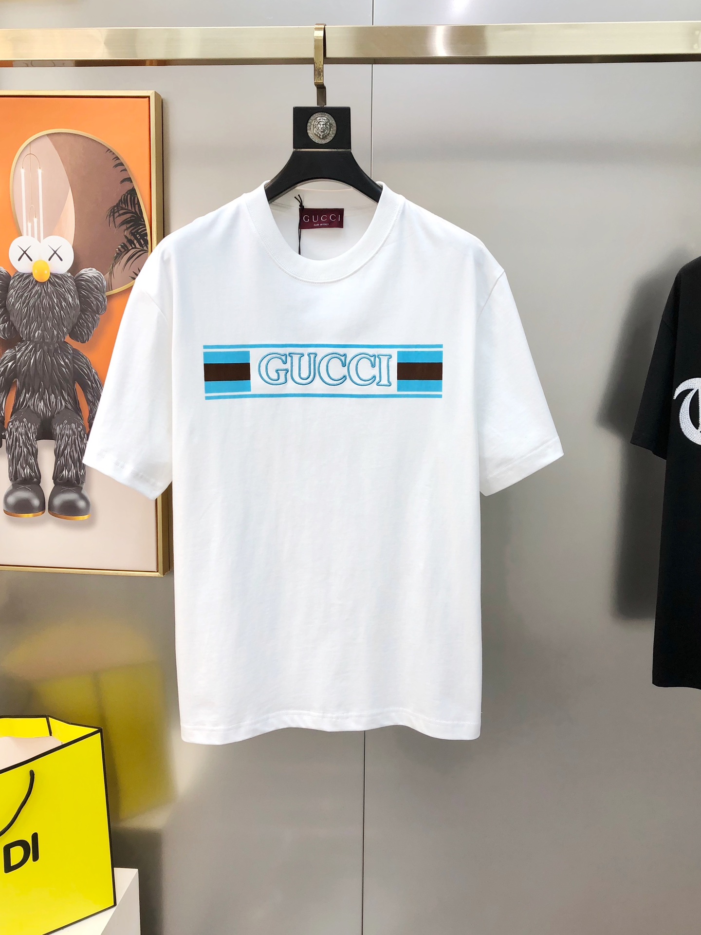 NO:135655,G*cci Guqi 2025 spring and summer new style original single men's round neck short-sleeved T-shirt sold simultaneously in counters Hot high-end quality High-version OS wide version Printed offset printing three-dimensional embroidered letter logo design Custom imported double-strand pure cotton fabric Soft and delicate touch, skin-friendly and comfortable to wear The OEM is finely made in the upper body very handsome and stylish Three-standard size Full Size XS-XL (large, maximum size can be worn about 200 pounds. Please report height and weight when placing an order) Black White Shipping the next day, T-shirt,tees,t-shirt,alexander wang19860909G*cci 古齐2025春夏新款原单男士圆领短袖T恤 专柜同步售卖 爆款高端品质 高版本 OS版型阔版 印胶印花立体刺绣字母logo设计 定制进口双股纯棉面料 手感柔软细腻 穿着亲肤舒适 代工厂精细做上身非常帅气有型 三标齐 全 尺码XS-XL（偏大 最大码可穿200斤左右 下单请报身高体重) 黑色 白色 隔天出货,,T-shirt,tees，t-shirt,alexander wang,Men's clothing