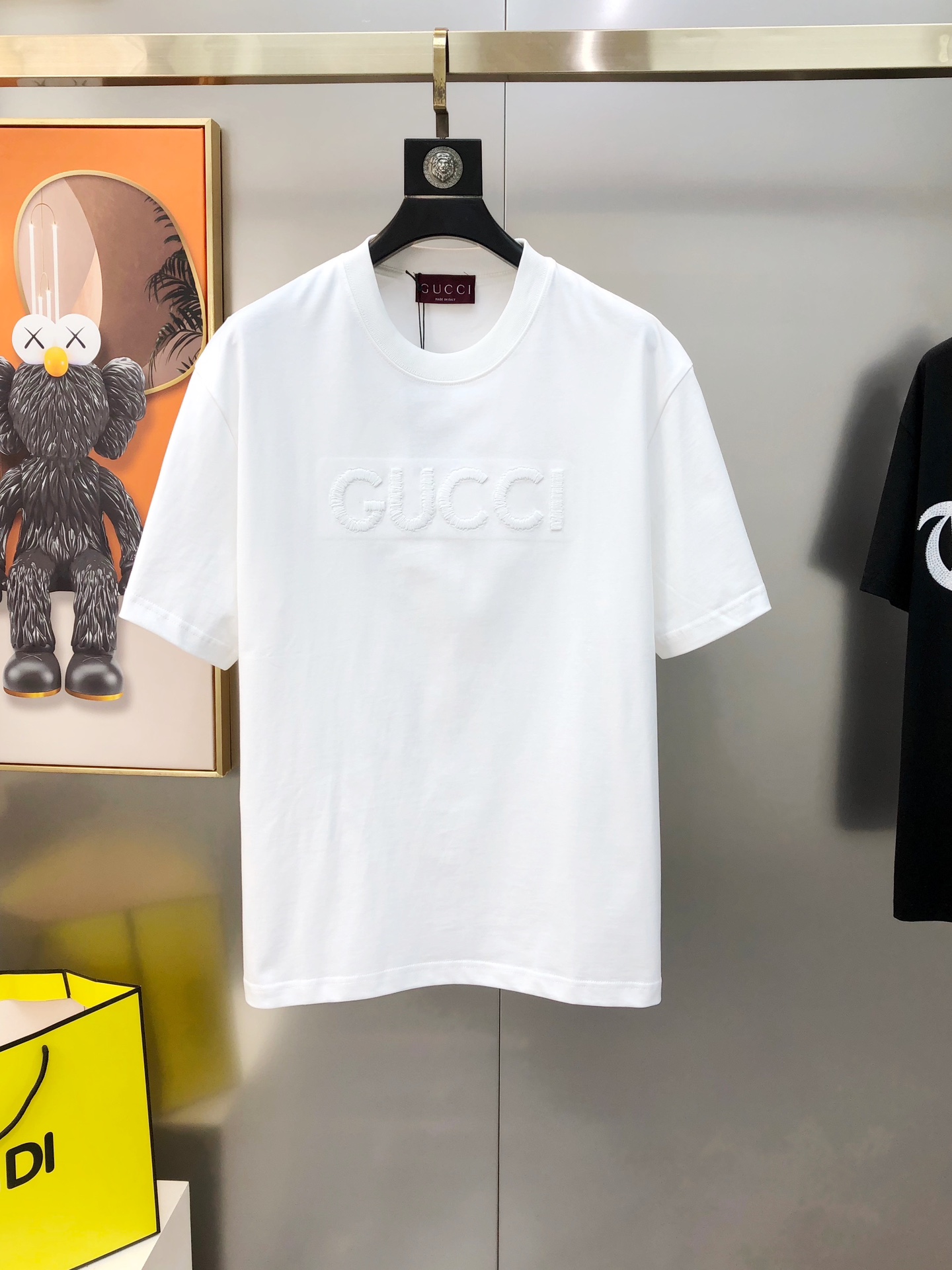 NO:135674,G*cci Guqi 2025 spring and summer new style original single men's round neck short-sleeved T-shirt sold simultaneously in counters Hot high-end quality High-version OS wide version Three-dimensional embroidered letter logo design Custom imported double-strand pure cotton fabric Soft and delicate touch, skin-friendly and comfortable to wear The OEM is finely made in the upper body very handsome and stylish Three-standard size XS-XL (large, maximum size can be worn about 200 kilograms. Please report height and weight when placing an order) Black White Shipping the next day, T-shirt,tees,t-shirt,alexander wang19860909G*cci 古齐2025春夏新款原单男士圆领短袖T恤 专柜同步售卖 爆款高端品质 高版本 OS版型阔版 立体刺绣字母logo设计 定制进口双股纯棉面料 手感柔软细腻 穿着亲肤舒适 代工厂精细做上身非常帅气有型 三标齐 全 尺码XS-XL（偏大 最大码可穿200斤左右 下单请报身高体重) 黑色 白色 隔天出货,,T-shirt,tees，t-shirt,alexander wang,Men's clothing