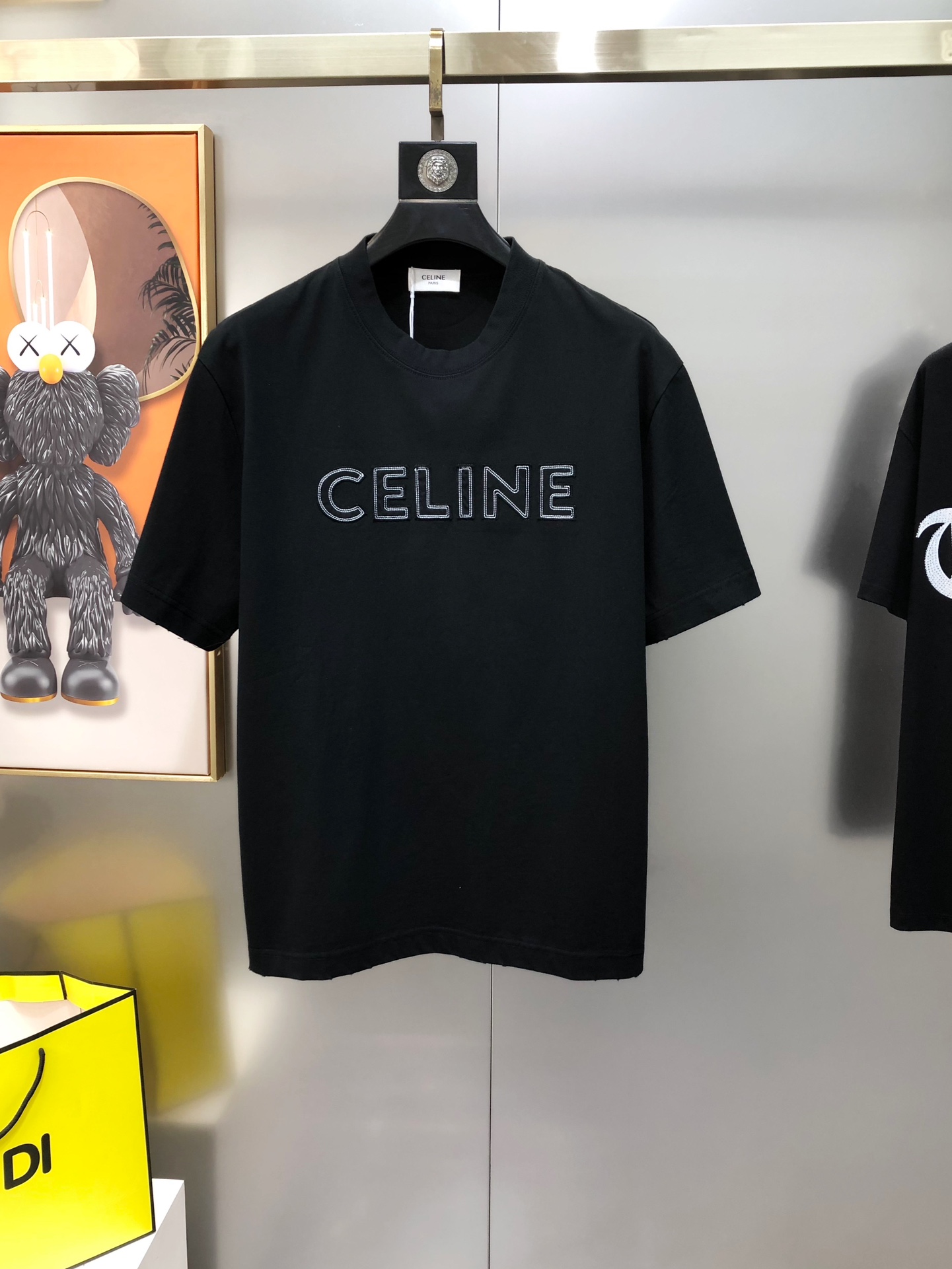 NO:135671,C*LINE 2025 spring and summer new style original single men's round neck short-sleeved T-shirt sold simultaneously in counters Hot high-end quality High-version OS version Wide version Embroidered letter logo design Custom imported double-strand pure cotton fabric Soft and delicate touch, skin-friendly and comfortable to wear The OEM factory made the upper body very handsome and stylish Three-standard sizes Full Size XS-XL (large, maximum size can be worn about 200 kilograms. Please report height and weight when placing an order) Black White Shipping the next day, Celine, T-shirt,tees, t-shirt,alexander wang19860909C*LINE 赛琳2025春夏新款原单男士圆领短袖T恤 专柜同步售卖 爆款高端品质 高版本 OS版型阔版 贴布刺绣字母logo设计 定制进口双股纯棉面料 手感柔软细腻 穿着亲肤舒适 代工厂精细做上身非常帅气有型 三标齐 全 尺码XS-XL（偏大 最大码可穿200斤左右 下单请报身高体重) 黑色 白色 隔天出货,,celine,T-shirt,tees，t-shirt,alexander wang,Men's clothing