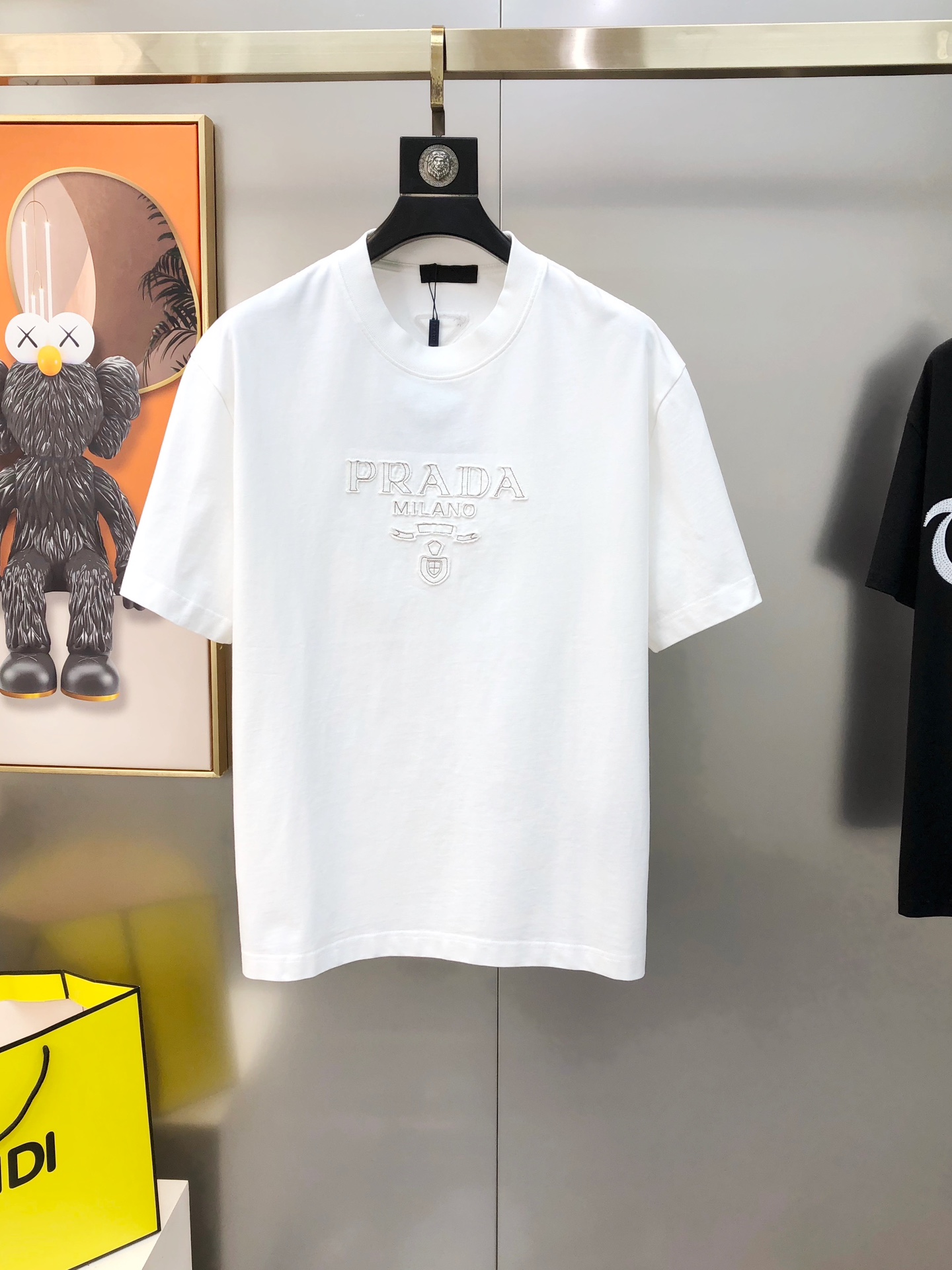 NO:135652,P*ADA Prada 2025 spring and summer new original single men's round neck short-sleeved T-shirt sold simultaneously in counters Hot high-end quality High-version OS version Wide version Embroidered letter logo design Custom imported double-strand pure cotton fabric Soft and delicate touch, skin-friendly and comfortable to wear The OEM is finely made in the upper body very handsome and stylish Three-standard sizes Full Size XS-XL (large, maximum size can be worn about 200 pounds. Please report height and weight when placing an order) Black White Shipping the next day, Prada, T-shirt,tees, t-shirt,alexander wang19860909P*ADA 普拉哒2025春夏新款原单男士圆领短袖T恤 专柜同步售卖 爆款高端品质 高版本 OS版型阔版 贴布刺绣字母logo设计 定制进口双股纯棉面料 手感柔软细腻 穿着亲肤舒适 代工厂精细做上身非常帅气有型 三标齐 全 尺码XS-XL（偏大 最大码可穿200斤左右 下单请报身高体重) 黑色 白色 隔天出货,,prada,T-shirt,tees，t-shirt,alexander wang,Men's clothing