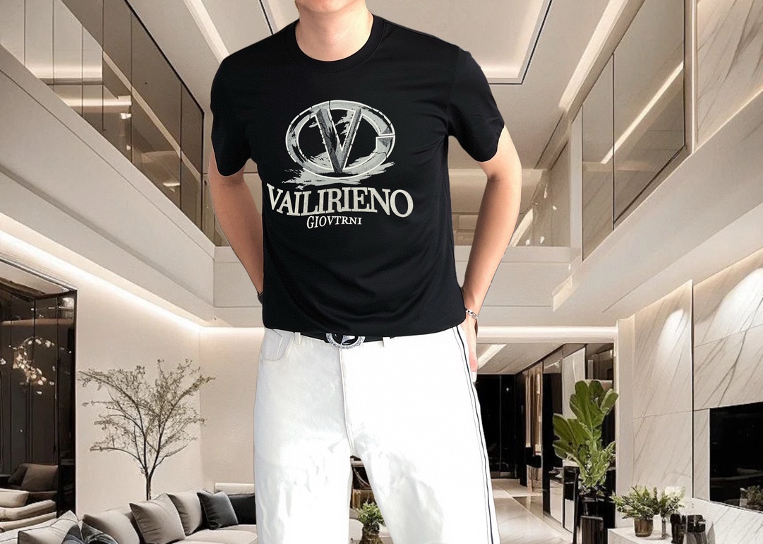 NO:135605,Val*ntino 2025 spring and summer new style original single men's round neck short-sleeved T-shirt, high-end customization, fashionable and versatile, sold at the counter, direct-sprayed printed letter logo pattern design, customized imported Tiansi liquid ammonia cotton fabric, skin-friendly and comfortable to wear, the fabric is soft and breathable, and it feels very delicate to touch. The inner part is all made of single-needle edge locking process!  It can ensure that the dress does not deform!  Decent cut, no sense of restraint, OEM factory workmanship shows temperament and classy, ​​very handsome upper body size M-4XL (maximum size can be worn about 195 kilograms. Please report height and weight to place an order), valentino, T-shirt,tees, t-shirt,alexander wang19860909Val*ntino 华伦天奴2025春夏新款原单男士圆领短袖T恤 高端定制 时尚百搭 柜台同步售卖 直喷印花字母logo图案设计 客供定制进口天丝液氨棉面料,穿着亲肤舒适 面料柔软透气 摸上去非常细腻的感觉.内里全部采用单针锁边工艺！能够确保穿着不变形！裁剪得体,没有任何束缚感,代工厂做工精细 显气质 显档次 上身非常帅气 尺码M-4XL（最大码可穿195斤左右 下单请报身高体重),,valentino,T-shirt,tees，t-shirt,alexander wang,Men's clothing