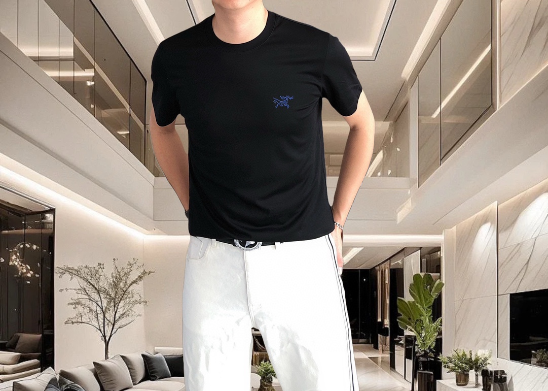 NO:135618,Archaeoptera bird's new spring and summer spring and summer original single men's round neck short-sleeved T-shirt, high-end customization, fashionable and versatile, sold at the counter simultaneously, three-dimensional embroidered logo pattern design, customized imported Tiansi liquid ammonia cotton fabric, skin-friendly and comfortable to wear, the fabric is soft and breathable, and it feels very delicate to touch. The inner part is all made of single-needle edge locking process!  It can ensure that the dress does not deform!  Decent cut, no sense of restraint, OEM factory workmanship shows temperament, classy, ​​very handsome upper body size M-4XL (maximum size can be worn about 195 kilograms. Please report height and weight to place an order), arc'teryx, T-shirt,tees, t-shirt,alexander wang19860909始祖鸟2025春夏新款原单男士圆领短袖T恤 高端定制 时尚百搭 柜台同步售卖 立体刺绣logo图案设计 客供定制进口天丝液氨棉面料,穿着亲肤舒适 面料柔软透气 摸上去非常细腻的感觉.内里全部采用单针锁边工艺！能够确保穿着不变形！裁剪得体,没有任何束缚感,代工厂做工精细 显气质 显档次 上身非常帅气 尺码M-4XL（最大码可穿195斤左右 下单请报身高体重),arc'teryx,T-shirt,tees，t-shirt,alexander wang,Men's clothing