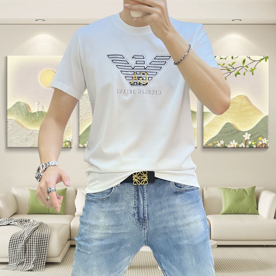 NO:135609,A*mani Armani 2025 spring and summer new original single men's round neck short-sleeved T-shirt, high-end customization, fashionable and versatile, sold at the counter simultaneously, laser hot diamond letter logo flying eagle pattern design, customized imported Tiansi liquid ammonia cotton fabric, skin-friendly and comfortable to wear, the fabric is soft and breathable, and it feels very delicate to touch. The inner part is all made of single-needle edge locking process!  It can ensure that the dress does not deform!  Decent cut, no sense of restraint, OEM factory workmanship shows temperament and classy, ​​very handsome upper body size M-4XL (maximum size can be worn about 195 kilograms. Please report height and weight to place an order), Armani, T-shirt,tees, t-shirt,alexander wang19860909A*mani 阿玛尼2025春夏新款原单男士圆领短袖T恤 高端定制 时尚百搭 柜台同步售卖 镭射烫钻字母logo飞鹰图案设计 客供定制进口天丝液氨棉面料,穿着亲肤舒适 面料柔软透气 摸上去非常细腻的感觉.内里全部采用单针锁边工艺！能够确保穿着不变形！裁剪得体,没有任何束缚感,代工厂做工精细 显气质 显档次 上身非常帅气 尺码M-4XL（最大码可穿195斤左右 下单请报身高体重),,armani,T-shirt,tees，t-shirt,alexander wang,Men's clothing