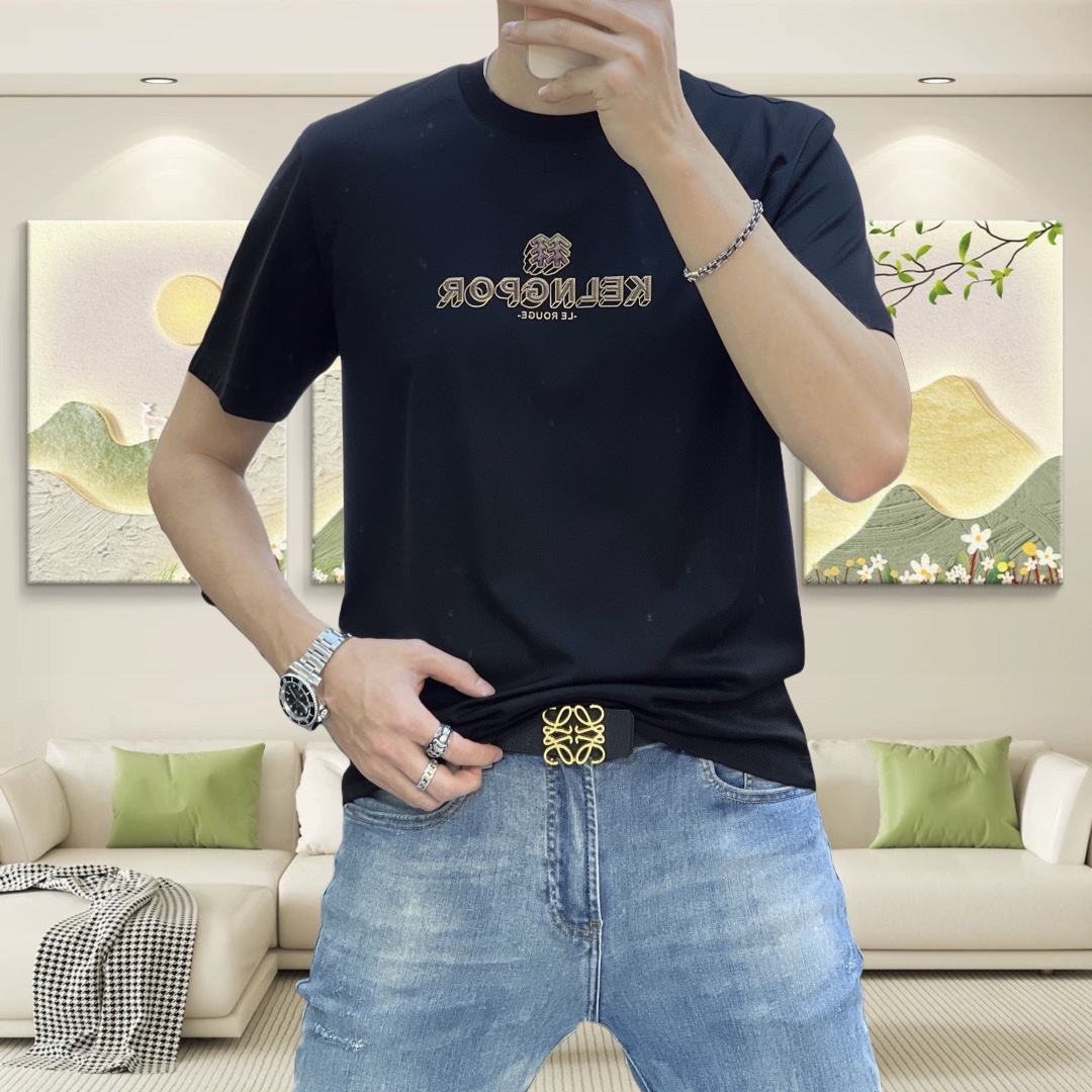 NO:135606,Kelong 2025 spring and summer new original single men's round neck short-sleeved T-shirt, high-end customization, fashionable and versatile, sold at the counter, three-dimensional printed glue letter logo design, customized imported Tiansi liquid ammonia cotton fabric, skin-friendly and comfortable to wear, the fabric is soft and breathable, and it feels very delicate to touch. The inner part is all made of single-needle edge locking process!  It can ensure that the dress does not deform!  Decent cut, without any sense of restraint, OEM factory workmanship shows temperament and classy, ​​very handsome upper body size M-4XL (maximum size can be worn about 195 kilograms. Please report height and weight to place an order), T-shirt,tees, t-shirt,alexander wang19860909可隆2025春夏新款原单男士圆领短袖T恤 高端定制 时尚百搭 柜台同步售卖 立体印胶字母logo设计 客供定制进口天丝液氨棉面料,穿着亲肤舒适 面料柔软透气 摸上去非常细腻的感觉.内里全部采用单针锁边工艺！能够确保穿着不变形！裁剪得体,没有任何束缚感,代工厂做工精细 显气质 显档次 上身非常帅气 尺码M-4XL（最大码可穿195斤左右 下单请报身高体重),,T-shirt,tees，t-shirt,alexander wang,Men's clothing