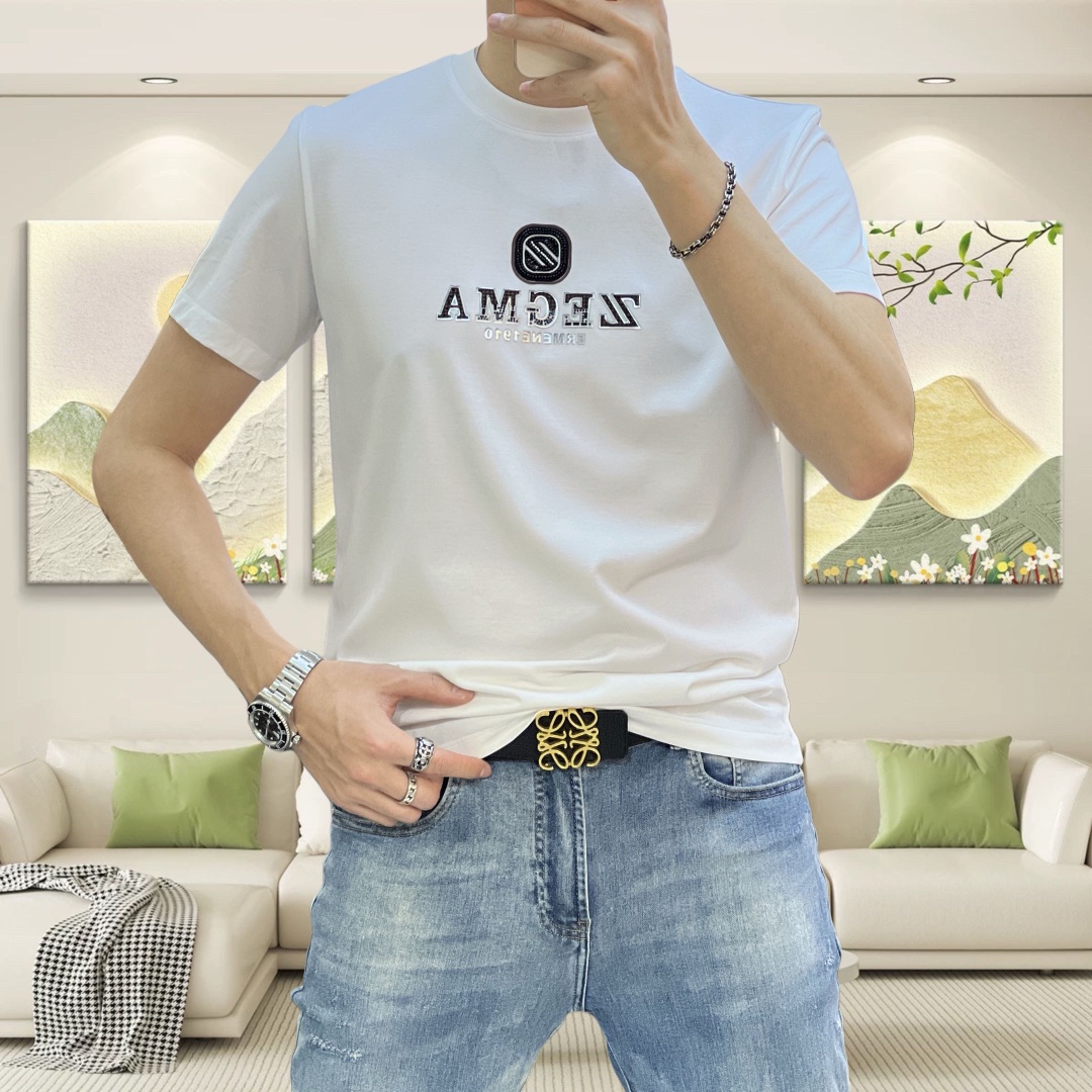 NO:135603,Z*gna 2025 spring and summer new original single men's round neck short-sleeved T-shirt, high-end customization, fashionable and versatile, sold at the counter, three-dimensional printed glue letter logo pattern design, customized imported Tiansi liquid ammonia cotton fabric, skin-friendly and comfortable to wear, the fabric is soft and breathable, and it feels very delicate to touch. The inner part is all made of single-needle edge locking process!  It can ensure that the dress does not deform!  Decent cut, no sense of restraint, OEM factory workmanship shows temperament and classy, ​​very handsome upper body size M-4XL (maximum size can be worn about 195 kilograms. Please report height and weight to place an order), zegna, T-shirt,tees, t-shirt,alexander wang19860909Z*gna 杰尼亚2025春夏新款原单男士圆领短袖T恤 高端定制 时尚百搭 柜台同步售卖 立体印胶字母logo图案设计 客供定制进口天丝液氨棉面料,穿着亲肤舒适 面料柔软透气 摸上去非常细腻的感觉.内里全部采用单针锁边工艺！能够确保穿着不变形！裁剪得体,没有任何束缚感,代工厂做工精细 显气质 显档次 上身非常帅气 尺码M-4XL（最大码可穿195斤左右 下单请报身高体重),,zegna,T-shirt,tees，t-shirt,alexander wang,Men's clothing