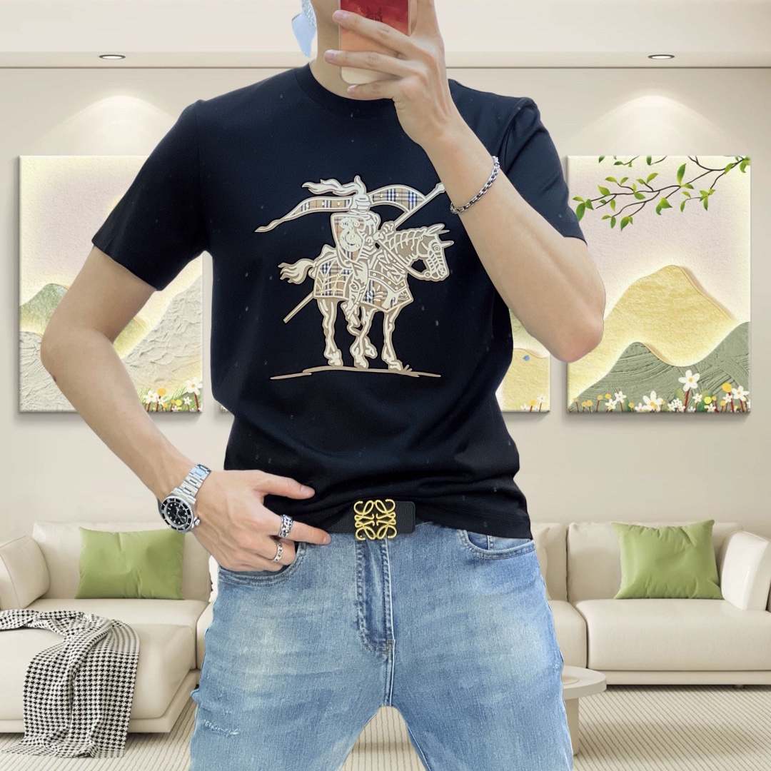 NO:135601,BURBE** Burberry 2025 spring and summer new original single men's round neck short-sleeved T-shirt, high-end customization, fashionable and versatile, sold at the counter, three-dimensional printed rubber horse logo pattern design, customized imported Tiansi liquid ammonia cotton fabric, skin-friendly and comfortable to wear, the fabric is soft and breathable, and it feels very delicate to touch. The inner part is all made of single-needle edge locking process!  It can ensure that the dress does not deform!  Decent cut, no sense of restraint, OEM factory workmanship shows temperament and classy, ​​very handsome upper body size M-4XL (maximum size can be worn about 195 kilograms. Please report height and weight to place an order), burberry, burberry, T-shirt, tees, t-shirt, alexander wang19860909BURBE** 巴宝莉2025春夏新款原单男士圆领短袖T恤 高端定制 时尚百搭 柜台同步售卖 立体印胶战马logo图案设计 客供定制进口天丝液氨棉面料,穿着亲肤舒适 面料柔软透气 摸上去非常细腻的感觉.内里全部采用单针锁边工艺！能够确保穿着不变形！裁剪得体,没有任何束缚感,代工厂做工精细 显气质 显档次 上身非常帅气 尺码M-4XL（最大码可穿195斤左右 下单请报身高体重),,burberry,burberry,T-shirt,tees，t-shirt,alexander wang,Men's clothing