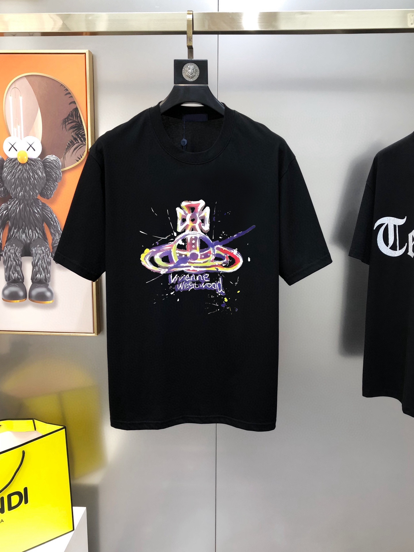 NO:135656,Viv*enne Westwood Queen Mother 2025 spring and summer new original single men's round neck short-sleeved T-shirt sold simultaneously in counters Hot high-end quality High-version OS style wide version Printed offset printed letter logo pattern design Custom imported double-strand pure cotton fabric Soft and delicate touch, skin-friendly and comfortable to wear The OEM is finely made in the upper body very handsome and stylish S-2XL (large, maximum size can be worn about 200 pounds. Please report height and weight when placing an order) Black White Blue Shipping the next day, T-shirt,tees,t-shirt,alexander wang19860909Viv*enne Westwood 西太后2025春夏新款原单男士圆领短袖T恤 专柜同步售卖 爆款高端品质 高版本 OS版型阔版 印胶印花字母logo图案设计 定制进口双股纯棉面料 手感柔软细腻 穿着亲肤舒适 代工厂精细做上身非常帅气有型 尺码S-2XL（偏大 最大码可穿200斤左右 下单请报身高体重) 黑色 白色 蓝色 隔天出货,,T-shirt,tees，t-shirt,alexander wang,Men's clothing