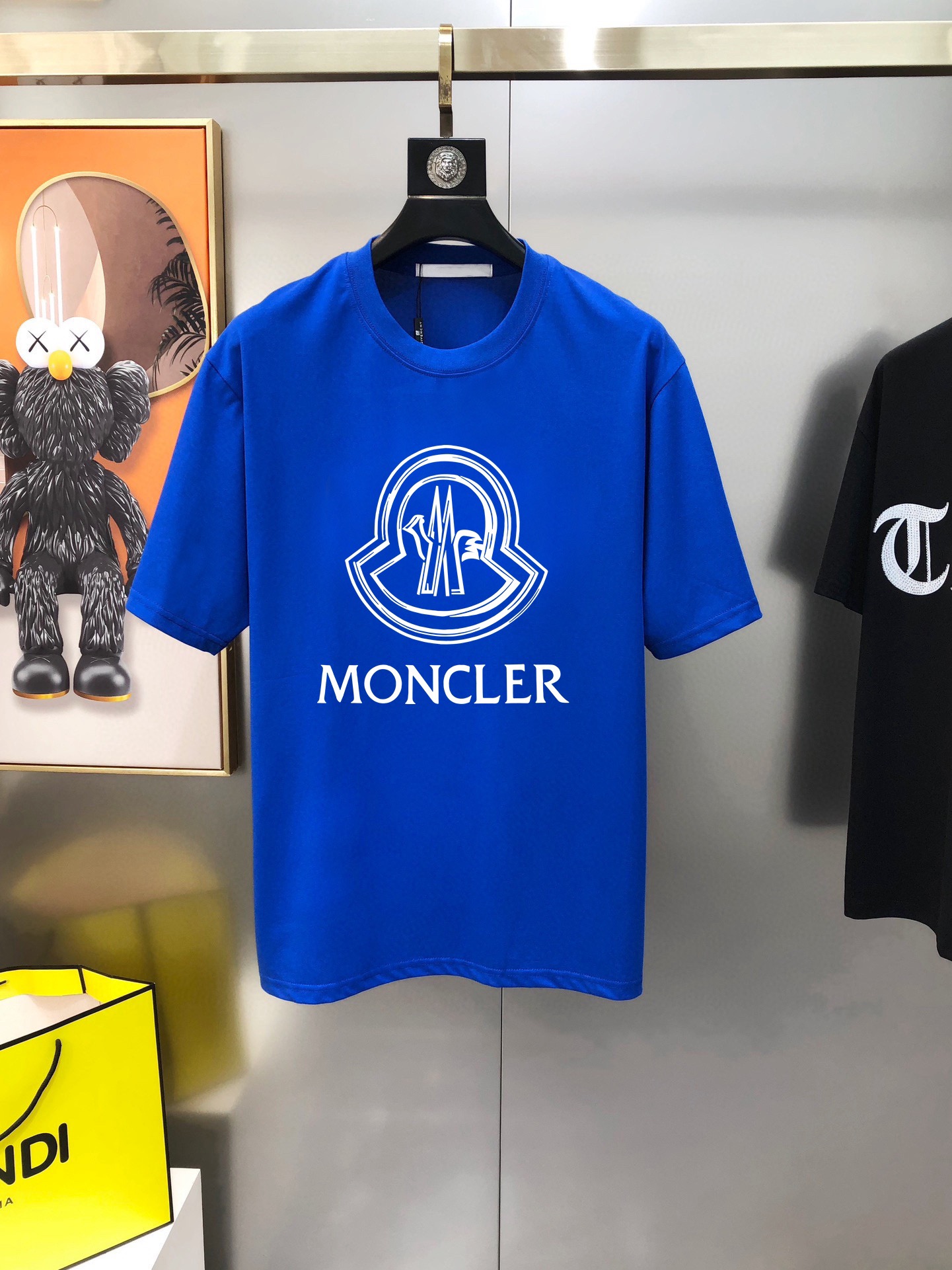 NO:135668,M*ncler 2025 spring and summer new style original single men's round neck short-sleeved T-shirt sold simultaneously in the counter, hot high-end quality, high-version OS version, wide version, offset printed letter logo pattern design, customized imported double-strand pure cotton fabric, soft and delicate, skin-friendly and comfortable to wear, OEM factory made the top body very handsome and stylish S-2XL (large, maximum size can be worn about 200 pounds, please report height and weight to place an order) Black White Blue Shipping the next day,,christian louboutin,Moncler,T-shirt,tees,t-shirt,alexander wang19860909M*ncler 蒙口2025春夏新款原单男士圆领短袖T恤 专柜同步售卖 爆款高端品质 高版本 OS版型阔版 印胶印花字母logo图案设计 定制进口双股纯棉面料 手感柔软细腻 穿着亲肤舒适 代工厂精细做上身非常帅气有型 尺码S-2XL（偏大 最大码可穿200斤左右 下单请报身高体重) 黑色 白色 蓝色 隔天出货,,christian louboutin,Moncler,T-shirt,tees，t-shirt,alexander wang,Men's clothing