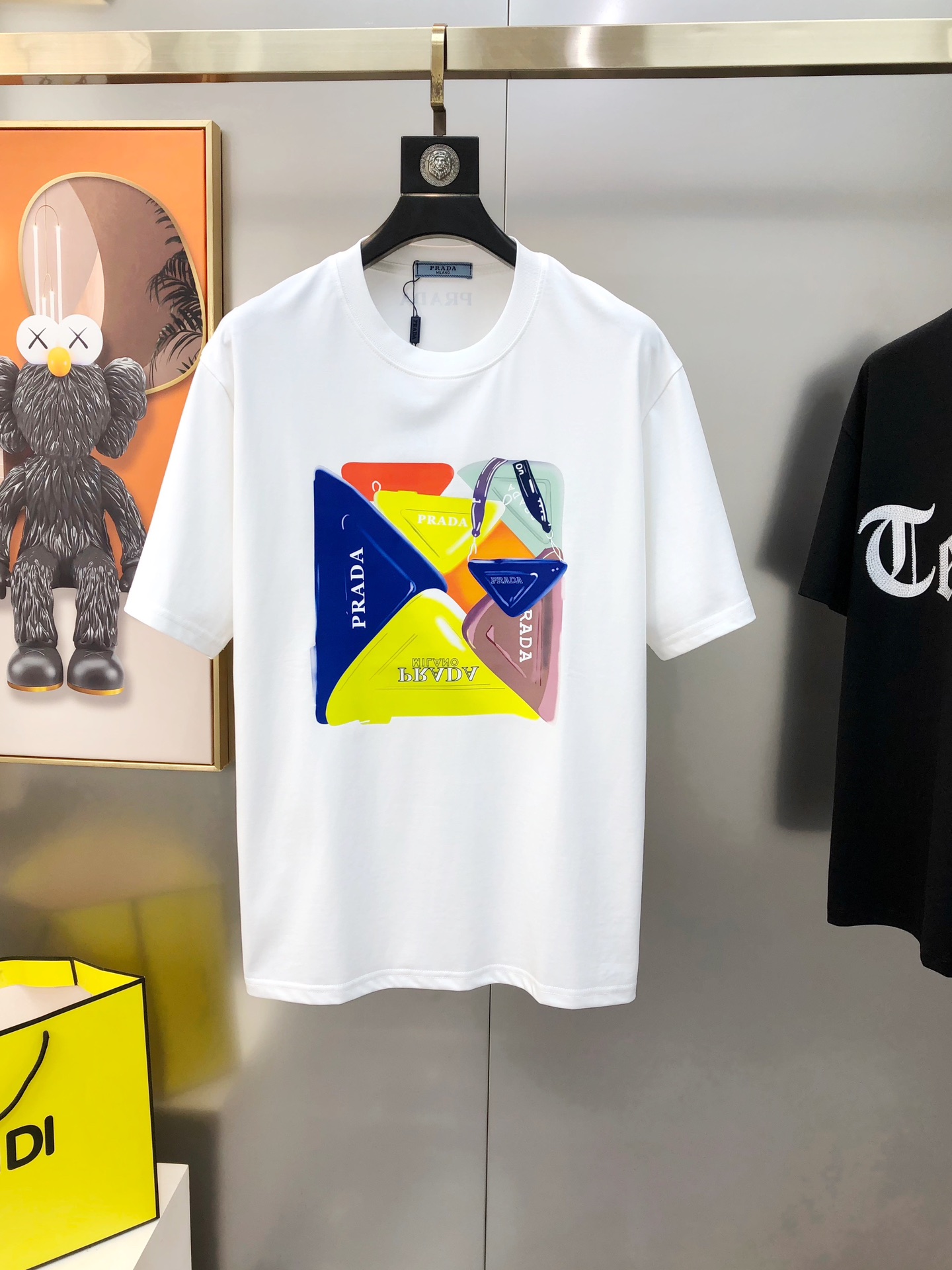 NO:135650,P*ADA Prada 2025 spring and summer new original single men's round neck short-sleeved T-shirt sold simultaneously in counters Hot high-end quality High-version OS version Printed logo pattern back letter design Custom imported double-strand pure cotton fabric Soft and delicate touch, skin-friendly and comfortable to wear The OEM is finely made in the upper body very handsome and stylish S-2XL (large, maximum size can be worn about 200 pounds. Please report height and weight when placing an order) Black White Shipping the next day, Prada, T-shirt,tees, t-shirt,alexander wang19860909P*ADA 普拉哒2025春夏新款原单男士圆领短袖T恤 专柜同步售卖 爆款高端品质 高版本 OS版型阔版 印胶logo图案后背字母设计 定制进口双股纯棉面料 手感柔软细腻 穿着亲肤舒适 代工厂精细做上身非常帅气有型 尺码S-2XL（偏大 最大码可穿200斤左右 下单请报身高体重) 黑色 白色 隔天出货,,prada,T-shirt,tees，t-shirt,alexander wang,Men's clothing