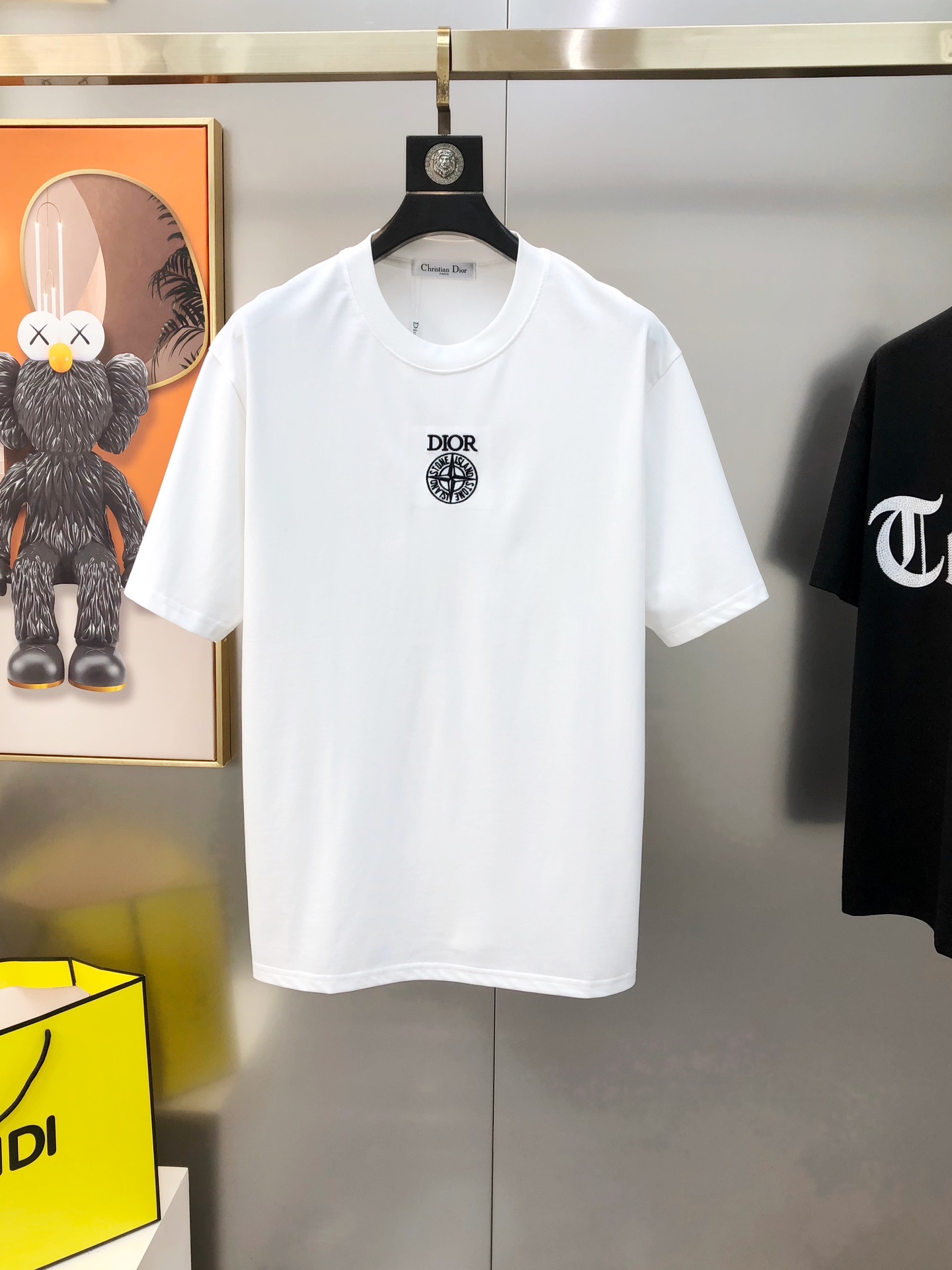 NO:135665,D*or Dior joint model 2025 spring and summer new original single men's round neck short-sleeved T-shirt sold simultaneously in counters Hot high-end quality High-version OS version Large version Three-dimensional embroidered letter logo pattern design Custom imported double-strand pure cotton fabric Soft and delicate touch, skin-friendly and comfortable to wear The OEM is finely made in the upper body very handsome and stylish Size S-2XL (large, maximum size can be worn about 200 pounds. Please report height and weight when placing an order) Black White Shipping the next day, Dior, T-shirt,tees, t-shirt,alexander wang19860909D*or 迪奥联名款2025春夏新款原单男士圆领短袖T恤 专柜同步售卖 爆款高端品质 高版本 OS版型阔版 立体刺绣字母logo图案设计 定制进口双股纯棉面料 手感柔软细腻 穿着亲肤舒适 代工厂精细做上身非常帅气有型 尺码S-2XL（偏大 最大码可穿200斤左右 下单请报身高体重) 黑色 白色 隔天出货,,dior,T-shirt,tees，t-shirt,alexander wang,Men's clothing