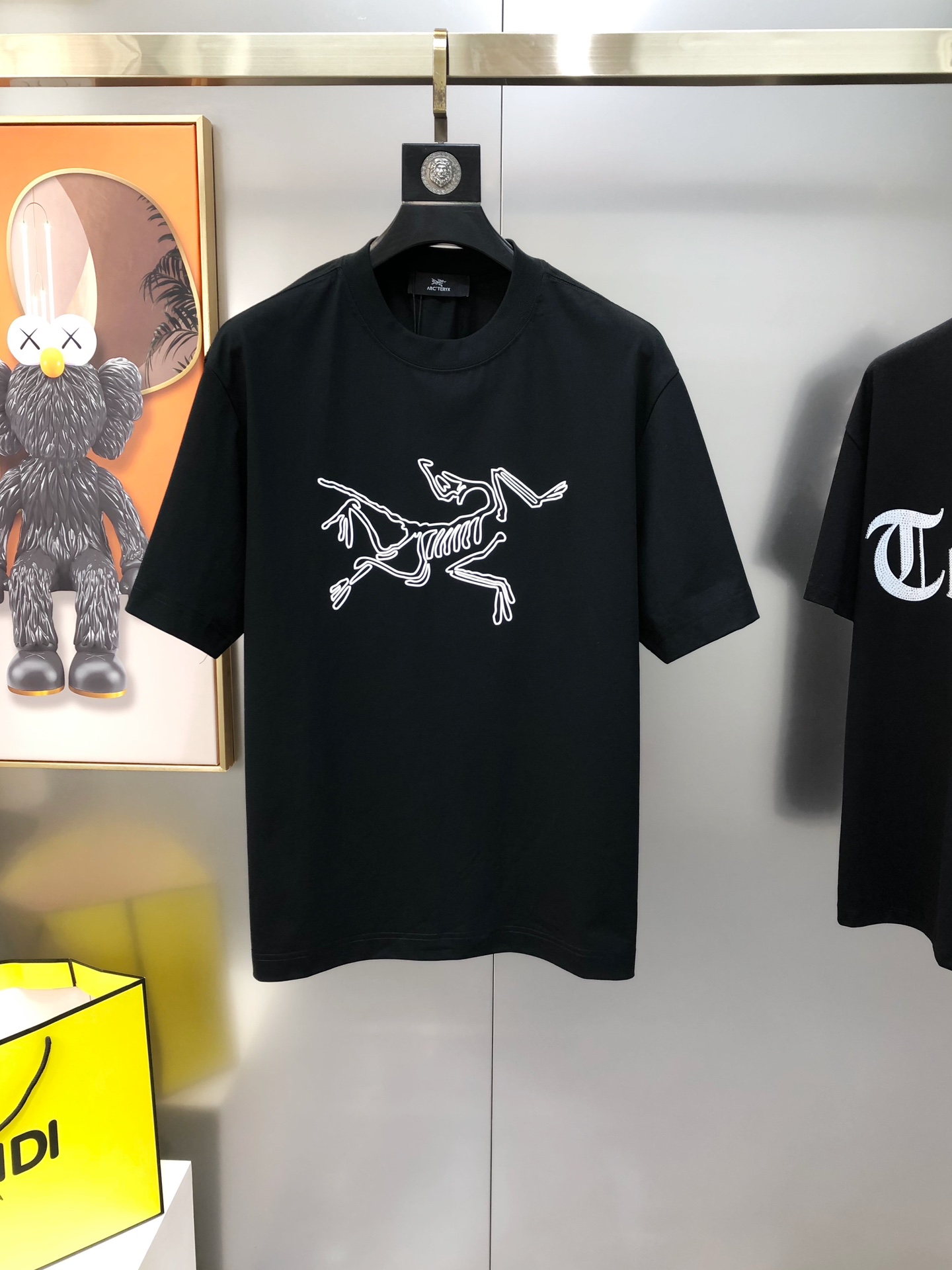 NO:135648,Archaeoptera bird 2025 spring and summer new original single men's round neck short-sleeved T-shirt sold simultaneously in counters Hot high-end quality High-version OS wide version Three-dimensional printed glue logo pattern design Custom imported double-strand pure cotton fabric Soft and delicate touch, skin-friendly and comfortable to wear The OEM is finely made in the upper body very handsome and stylish S-3XL (large, maximum size can be worn about 210 kilograms. Please report height and weight when placing an order) Black White Shipping the next day, arc'teryx, T-shirt,tees, t-shirt,alexander wang19860909始祖鸟2025春夏新款原单男士圆领短袖T恤 专柜同步售卖 爆款高端品质 高版本 OS版型阔版 立体印胶logo图案设计 定制进口双股纯棉面料 手感柔软细腻 穿着亲肤舒适 代工厂精细做上身非常帅气有型 尺码S-3XL（偏大 最大码可穿210斤左右 下单请报身高体重) 黑色 白色 隔天出货,arc'teryx,T-shirt,tees，t-shirt,alexander wang,Men's clothing