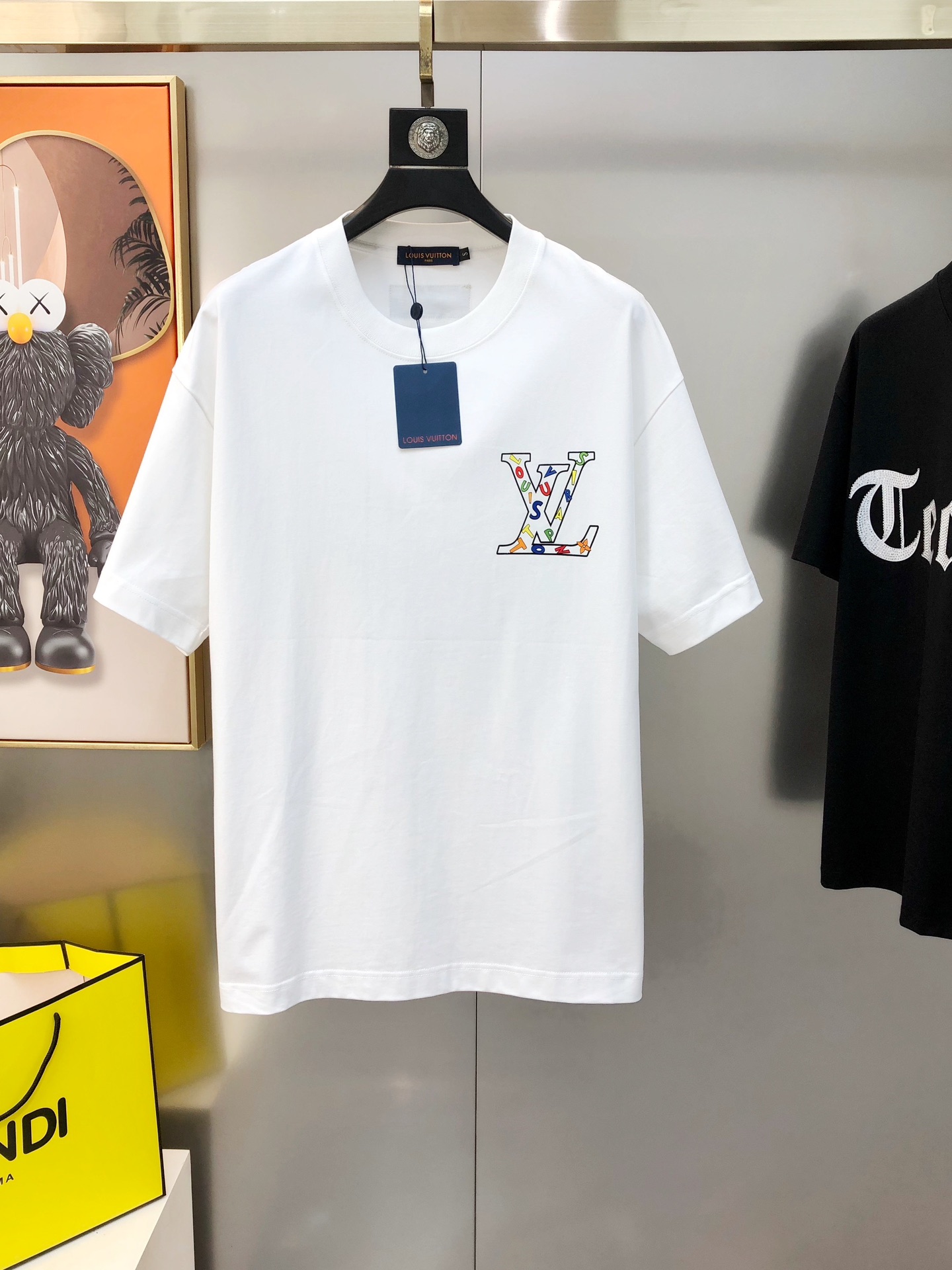 NO:135631,LV Louis Vuitton Spring and Summer New Original Single Men's Round Neck Short Sleeve T-shirts are sold simultaneously on the counter. High-end quality. High-version. OS wide version. Fashionable and versatile. Customized imported double-strand pure cotton fabric. Printed with sticky letters on the chest. The logo design is soft and delicate. It is skin-friendly and comfortable to wear. The OEM is very handsome and stylish. Must-have items for men. Size S-2XL (large. The maximum size can be worn about 200 pounds. Please report height and weight when placing an order) Shipping the next day. Black and white.,,louis vuitton,louis vuitton,T-shirt,tees,t-shirt,alexander wang.19860909LV 路易威登春夏新款原单男士圆领短袖T恤 专柜同步售卖 高端品质 高版本 OS版型阔版 时尚百搭爆款定制进口双股纯棉面料 胸前后背印胶字母logo设计 手感柔软细腻 穿着亲肤舒适 代工厂精细做上身非常帅气有型 男士必备单品 尺码S-2XL（偏大 最大码可穿200斤左右 下单请报身高体重) 隔天出货 黑色 白色,,louis vuitton,louis vuitton,T-shirt,tees，t-shirt,alexander wang,Men's clothing